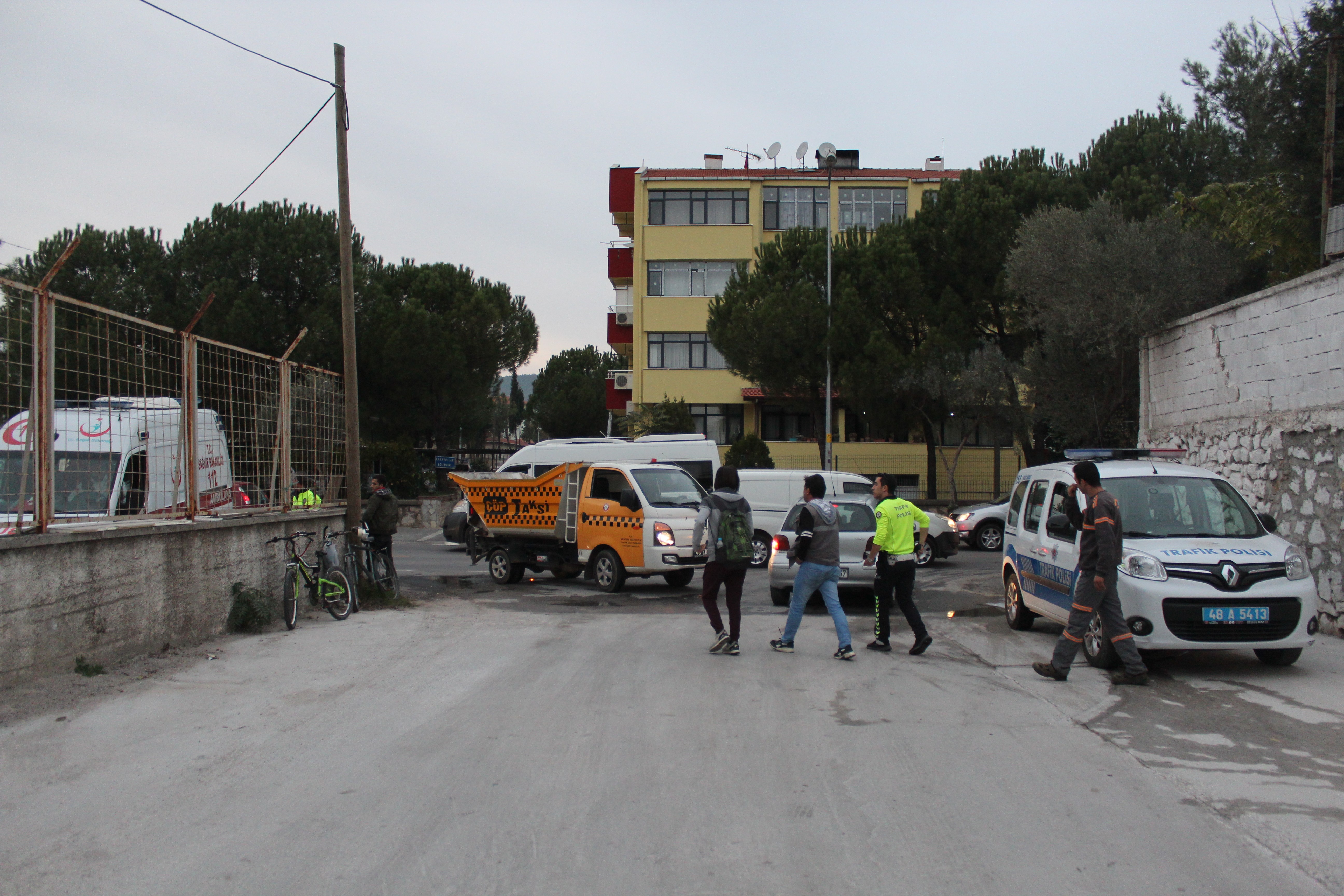 Bisikletli öğrenci çöp taksiye çarptı