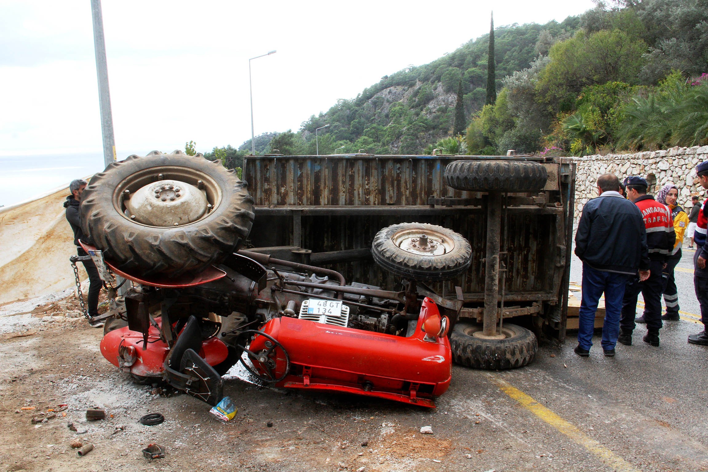 Kontrolden çıkan traktör devrildi: 1 ölü, 1 yaralı