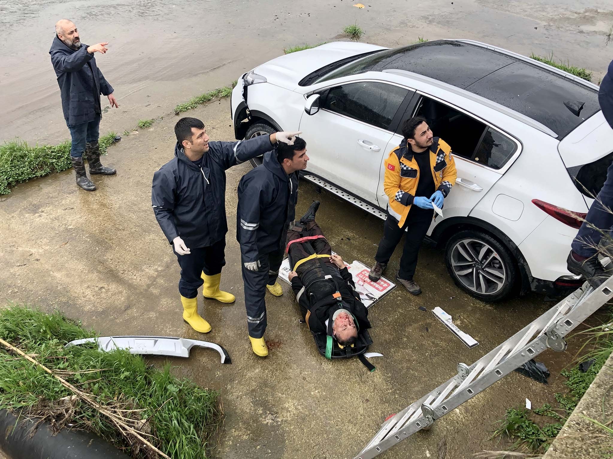 Fethiye'de otomobil sulama kanalına uçtu; 1 yaralı