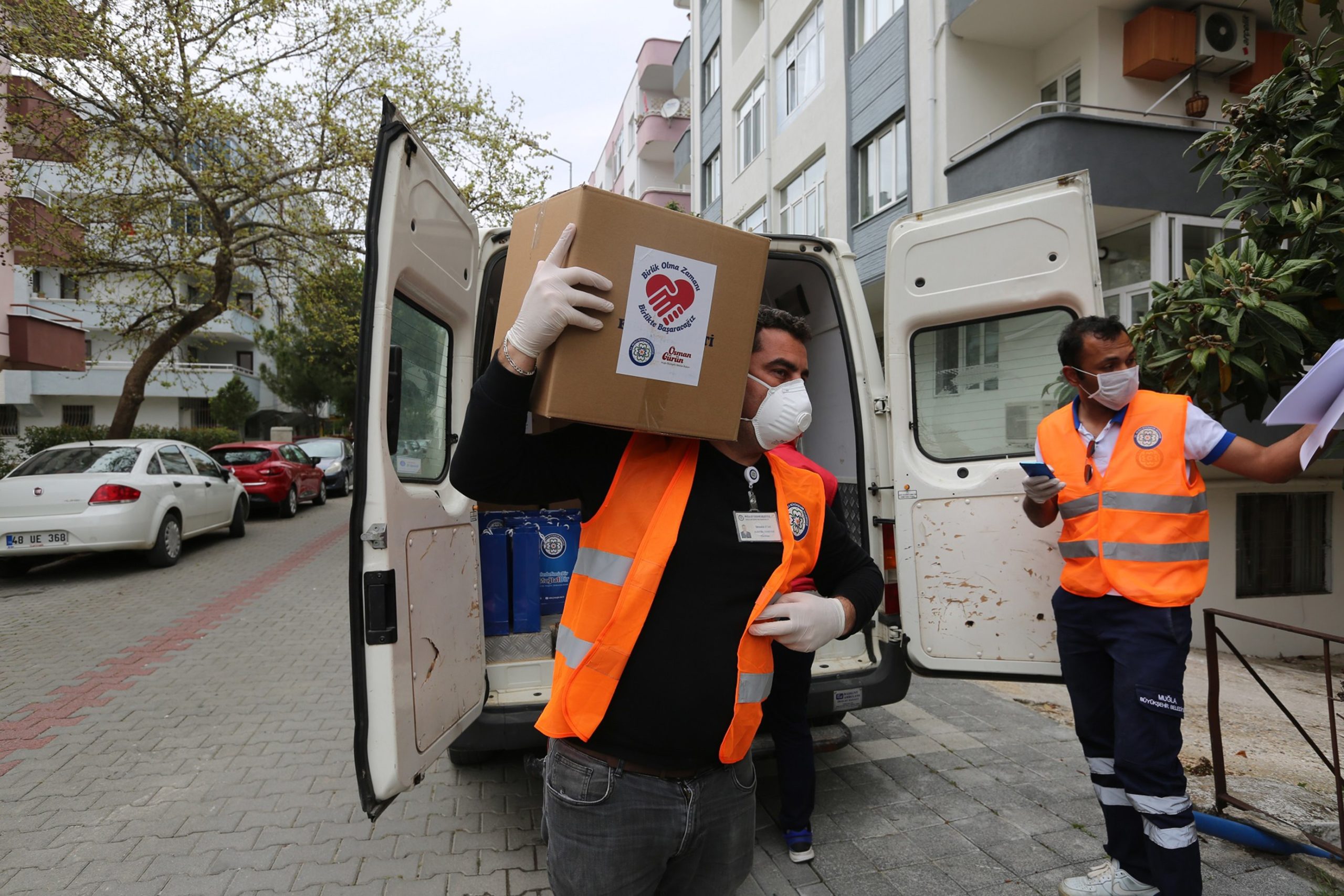 İhtiyaç sahiplerine gıda ve hijyen paketleri dağıtılıyor