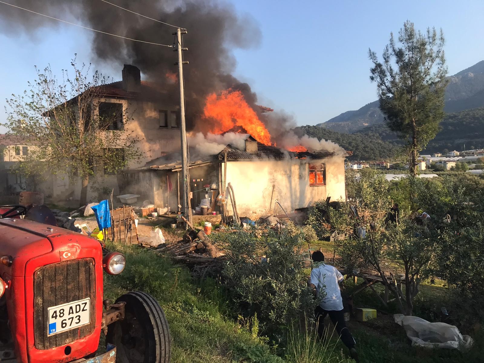 Fethiye'de tek katlı evde çıkan yangın korkuttu