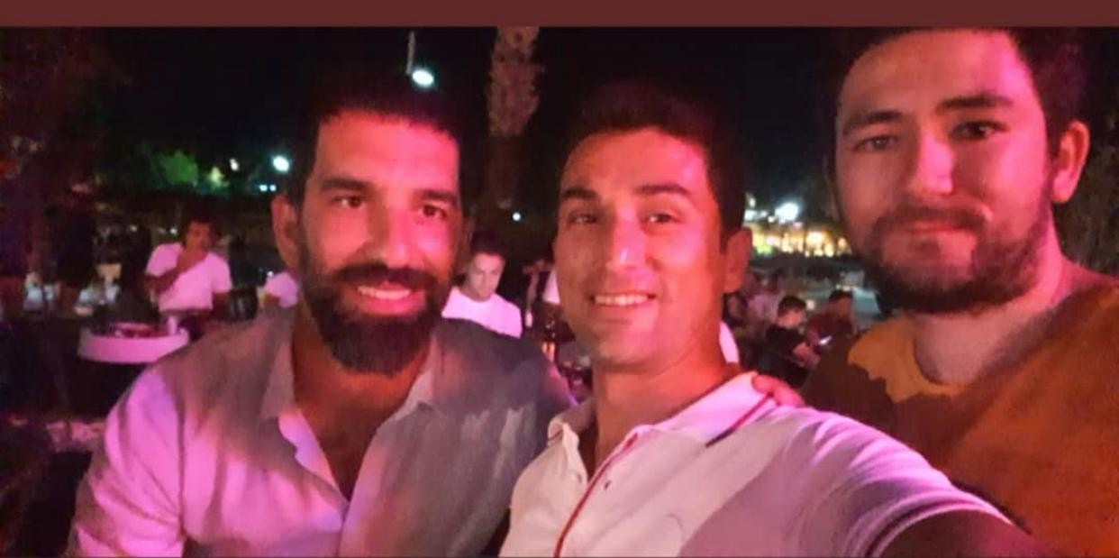 Ünlü futbolcu Arda Turan Marmaris’te hayranlarının fotoğraf istediğini kırmadı