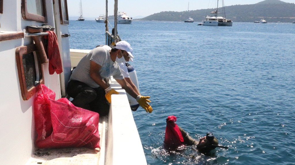 Bodrum açıklarında sürüklenen tekne kurtarıldı