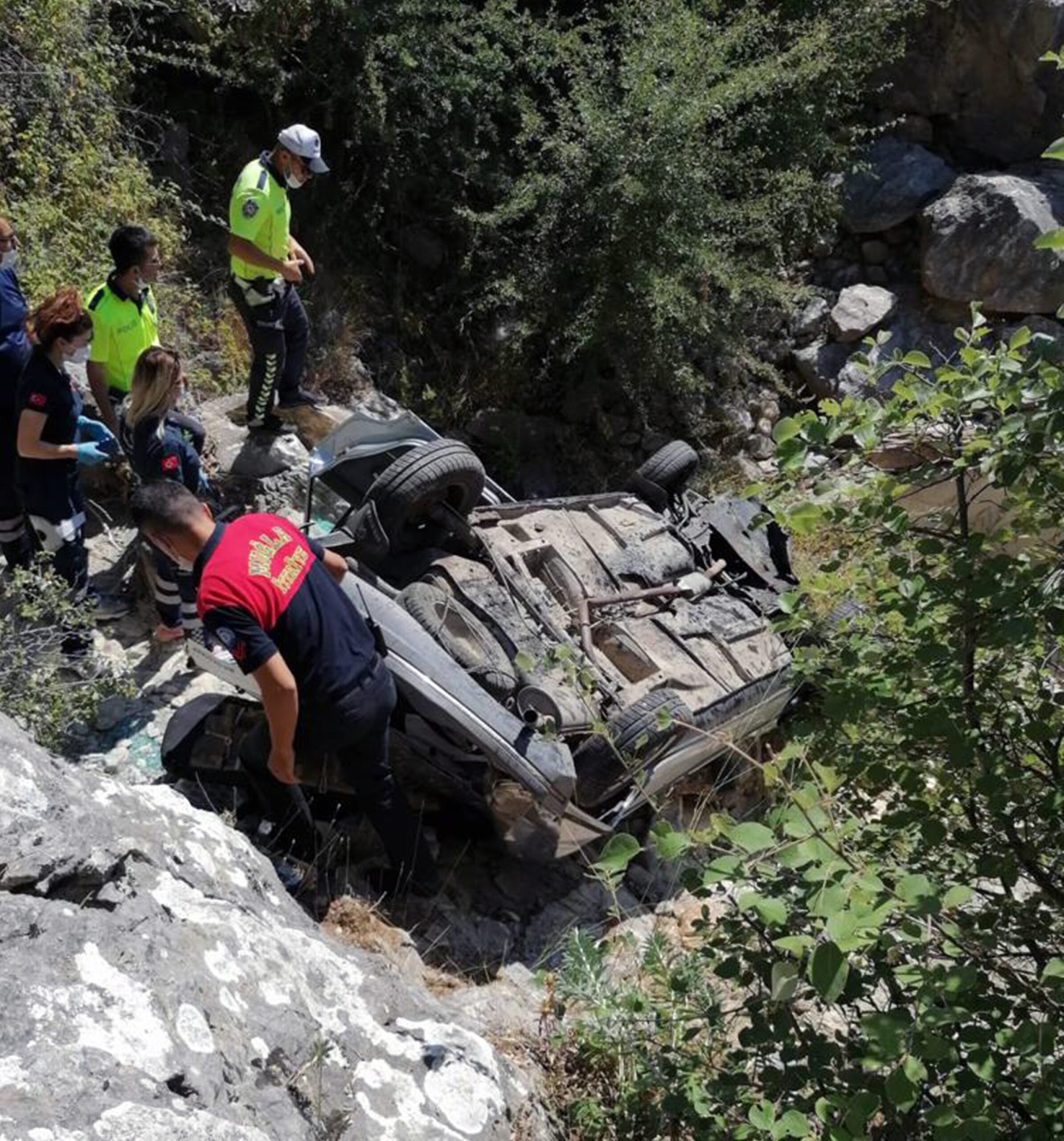 Araçta sıkışan sürücüyü itfaiye kurtardı