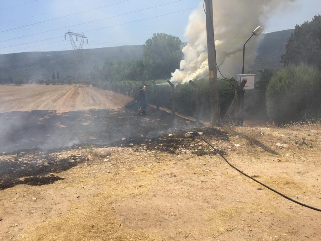 Elektrik direğinden çıkan yangın korkuttu