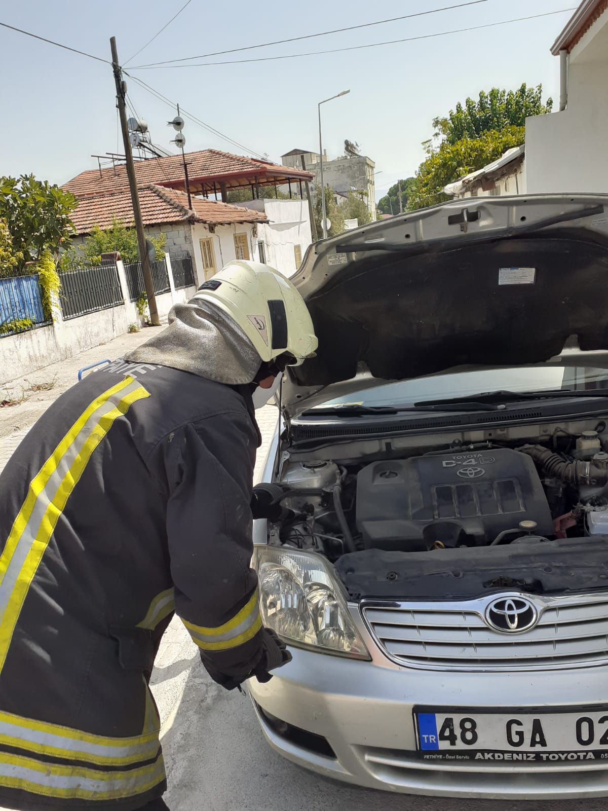 Aracın motoruna sıkışan tavuk kurtarıldı