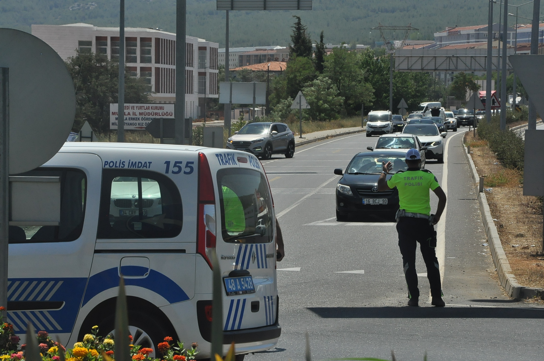 Menteşe’de trafik yoğunluğu sürüyor