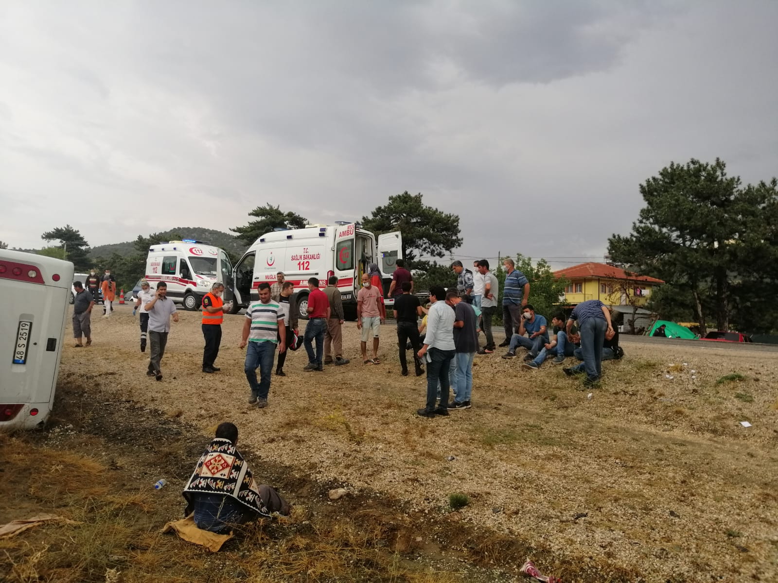 Seydikemer’de minibüs devrildi: 1 ölü, 12 yaralı