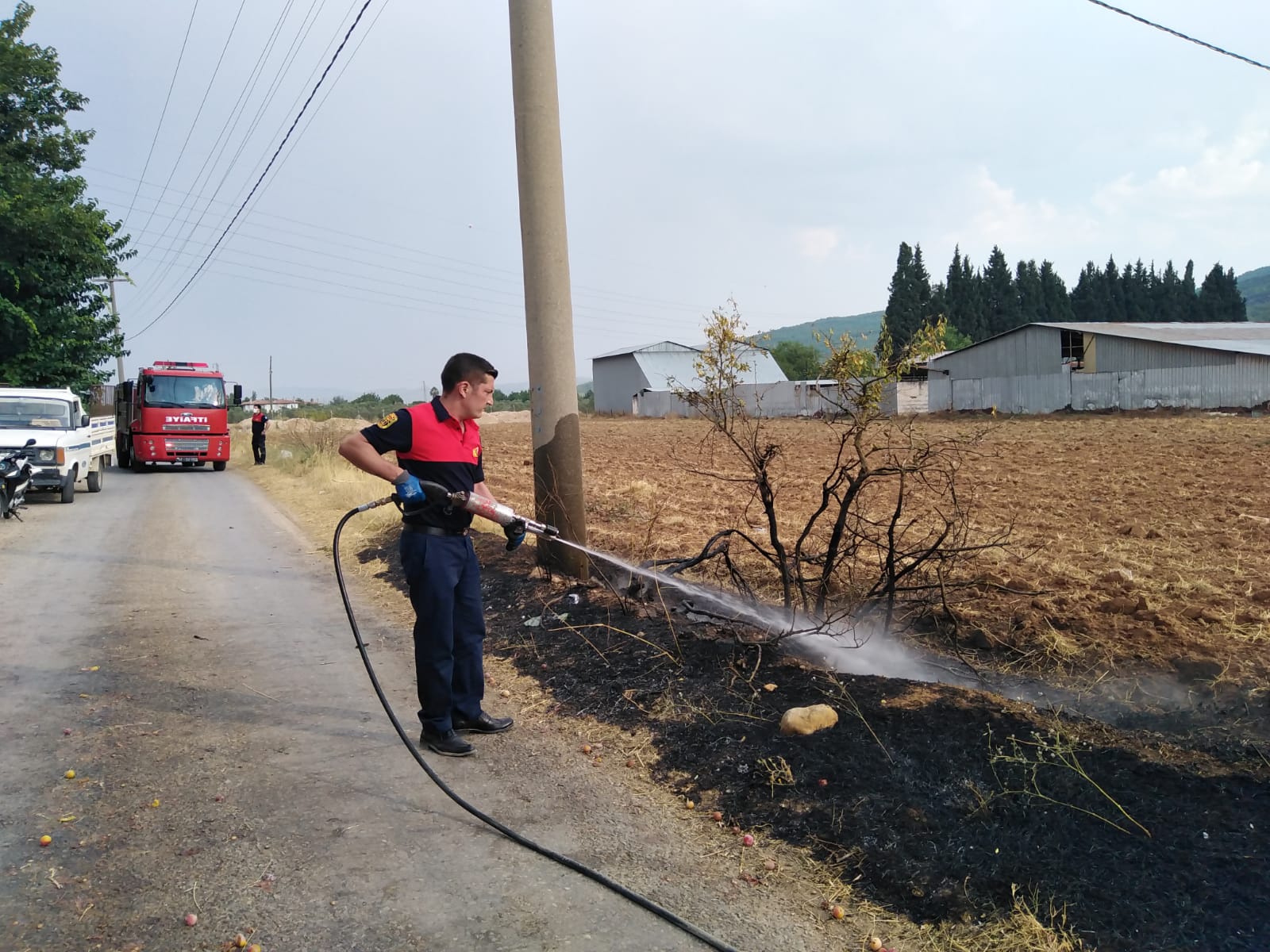 Elektrik direğine düşen yıldırım yangına sebep oldu