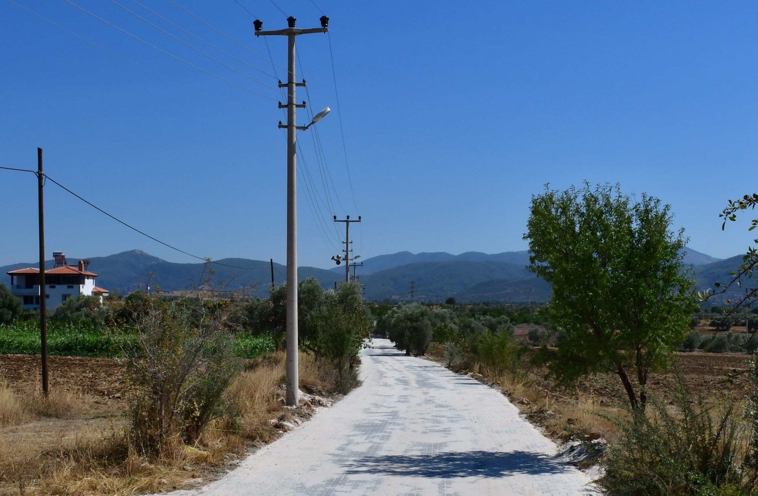 Yatağan’da yol yapım çalışmaları sürüyor