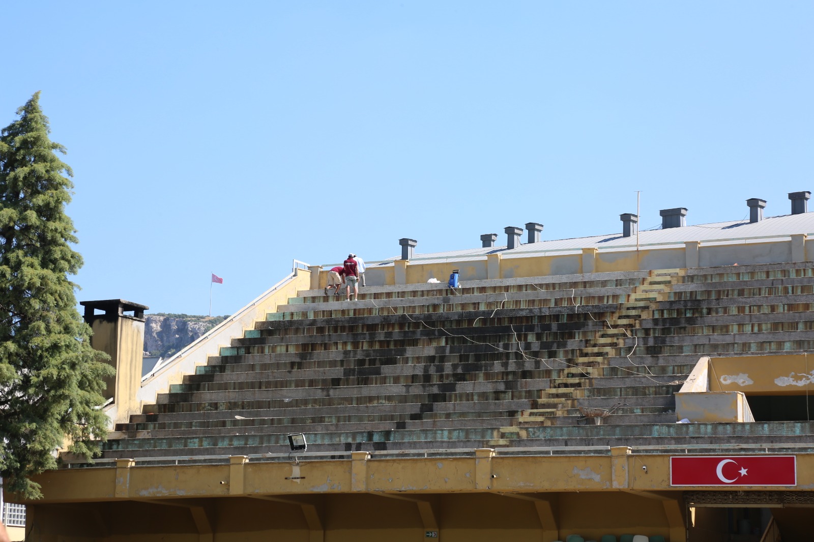 Stadyumun açık tribünü yenileniyor