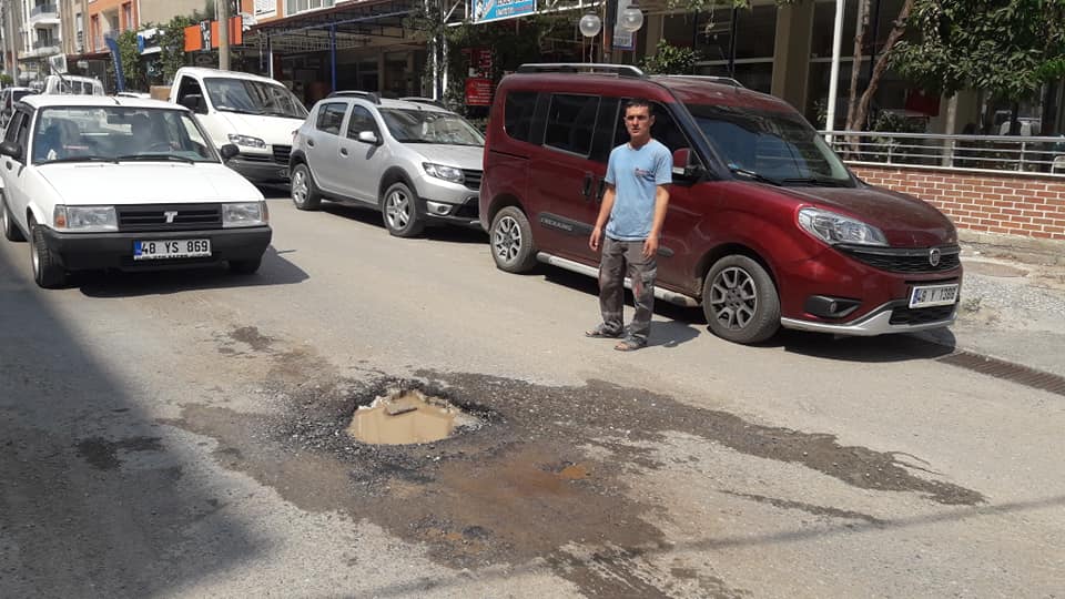 Su patlağı caddede çukur açtı