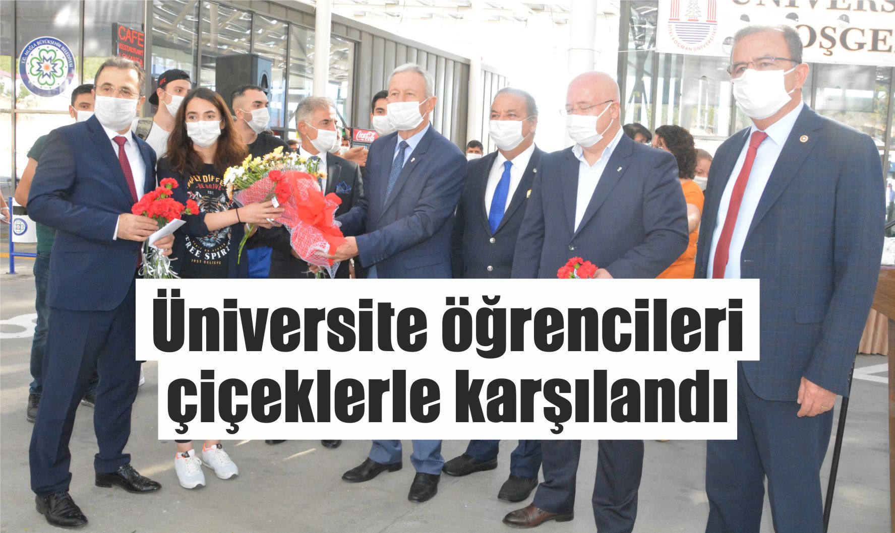 Üniversite öğrencileri çiçeklerle karşılandı