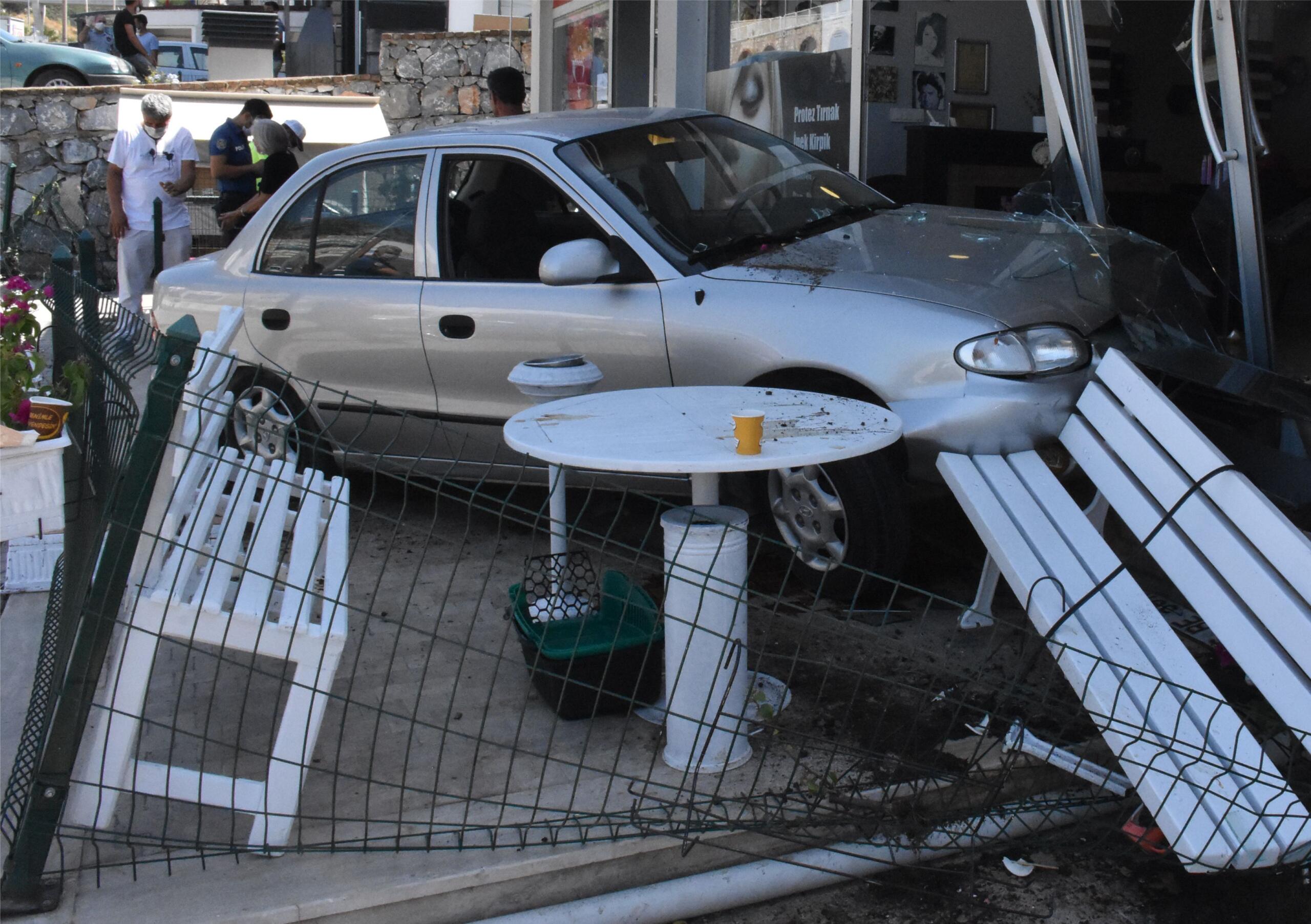 Bodrum'da kontrolden çıkan otomobil iş yerine girdi