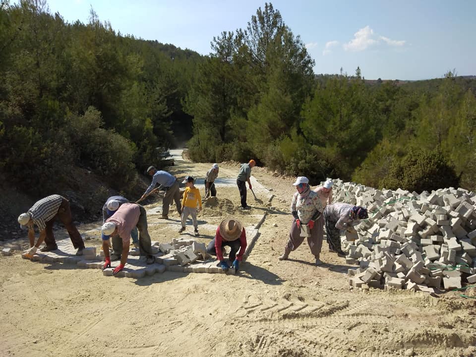 Kavaklıdere yollarında 5 ekip parke taşı döşüyor