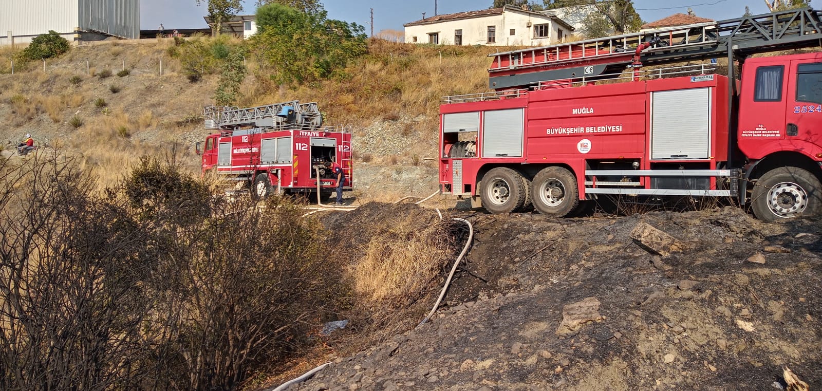 Muğla'da otluk ve sazlık alanda çıkan yangın söndürüldü