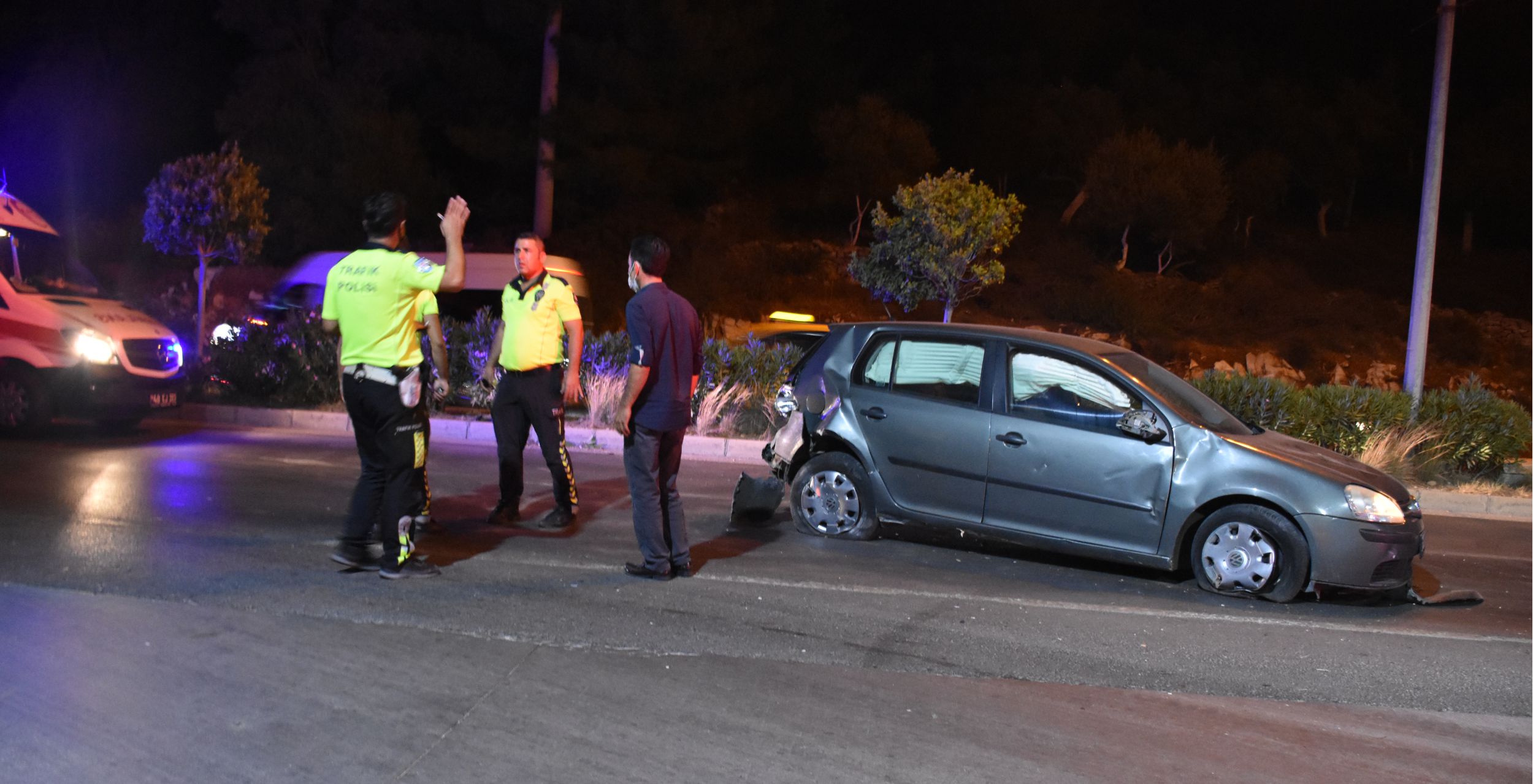 Muğla'da zincirleme trafik kazası sonucu 1'i polis 3 kişi yaralandı