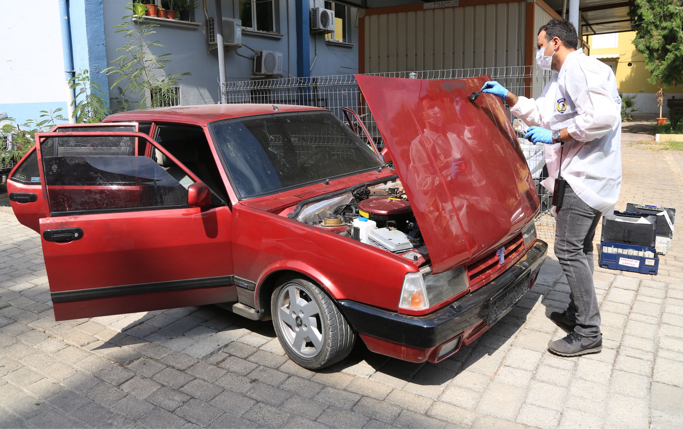 Muğla'da trafik kontrolü için durdurulan otomobilin çalıntı olduğu belirlendi