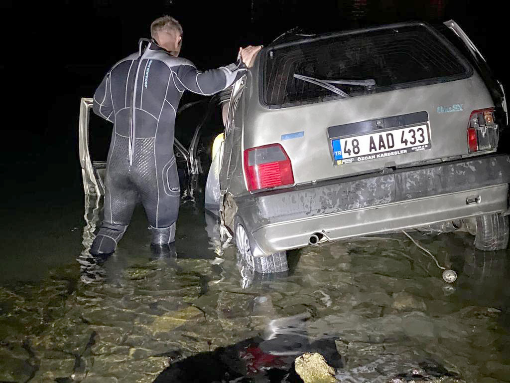 Muğla'da otomobil denize devrildi: 2 yaralı