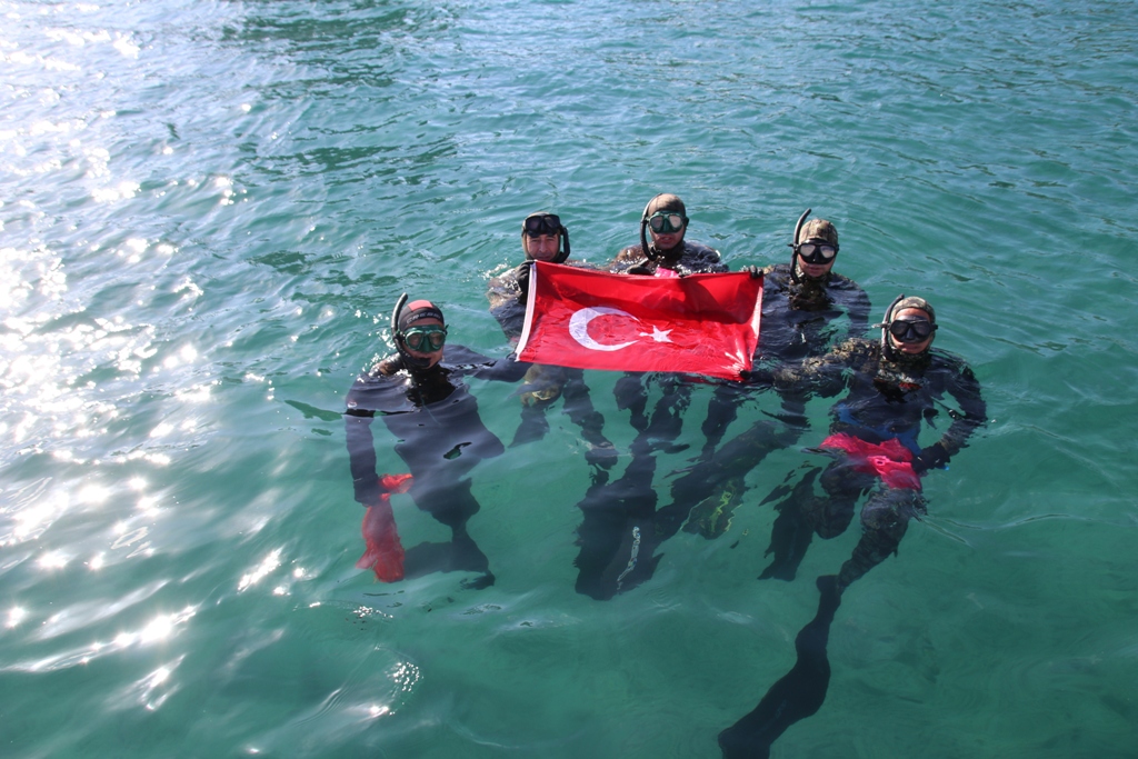 Bodrum'da dalgıçlar deniz dibi temizliğinde 275 kilogram atık çıkardı