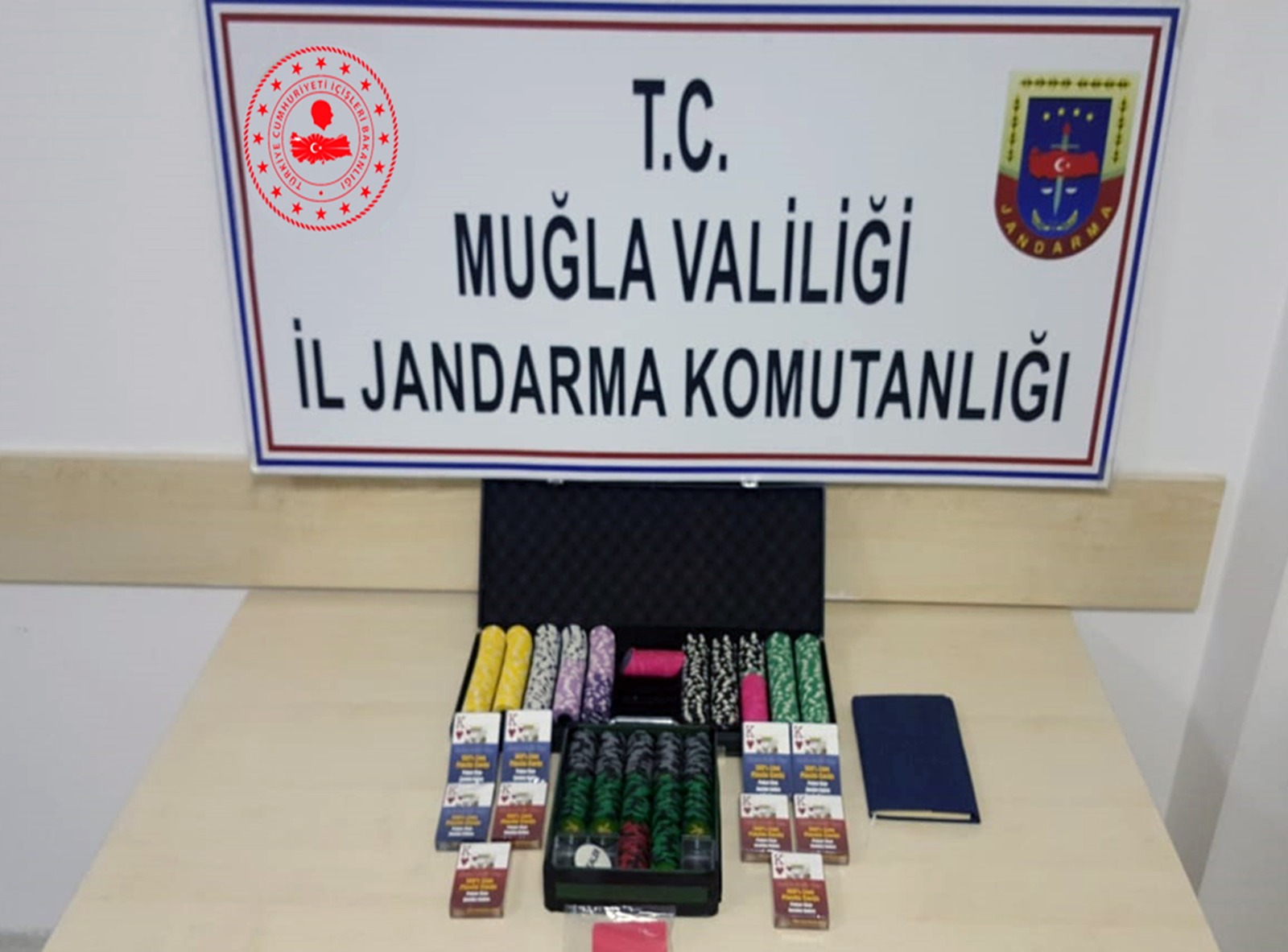 Muğla'da villada kumar oynayan 19 kişiye, 82 bin 920 lira ceza kesildi