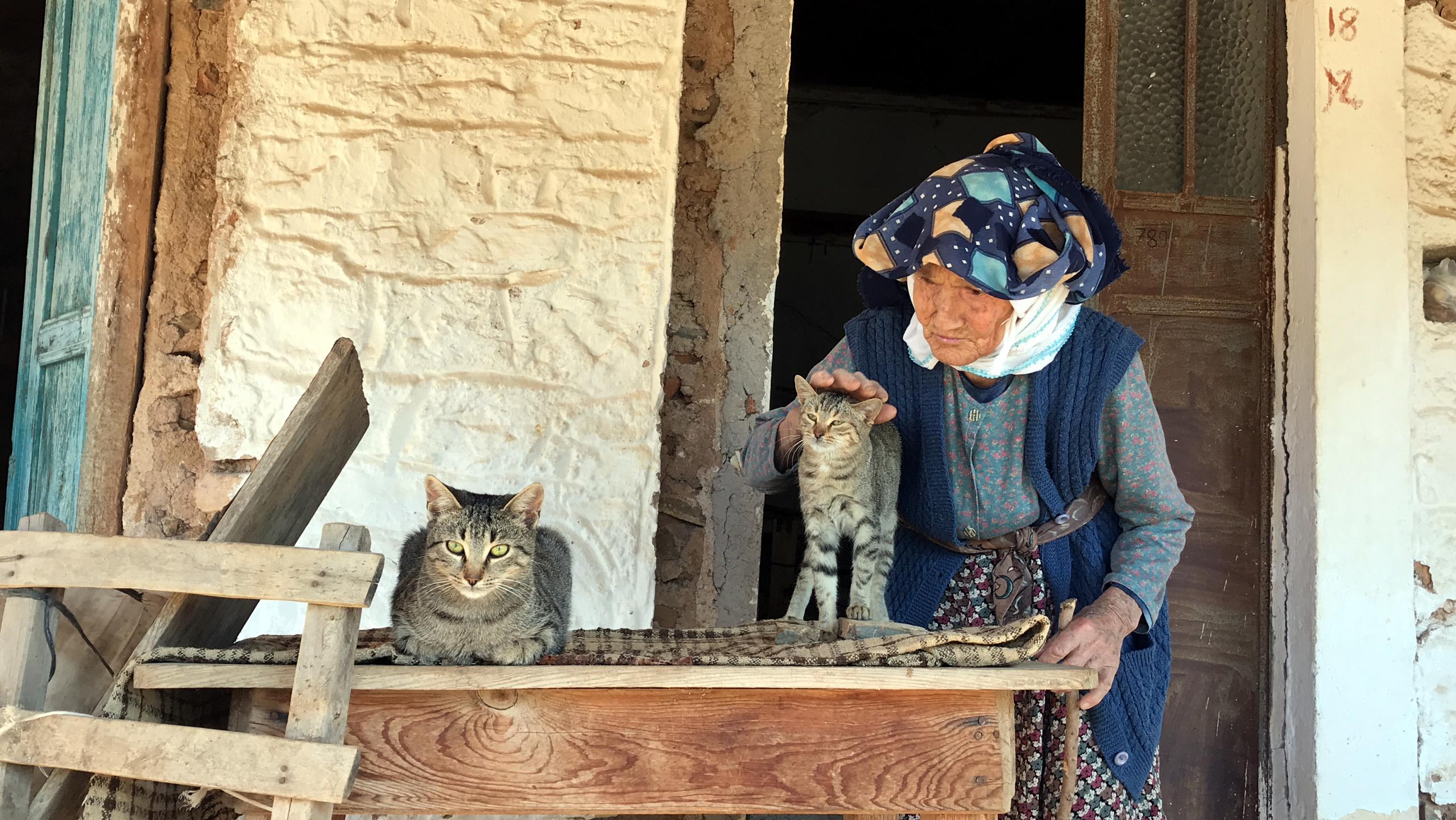 Ayşe ninenin kalbi İzmir'deki depremzedeler için atıyor