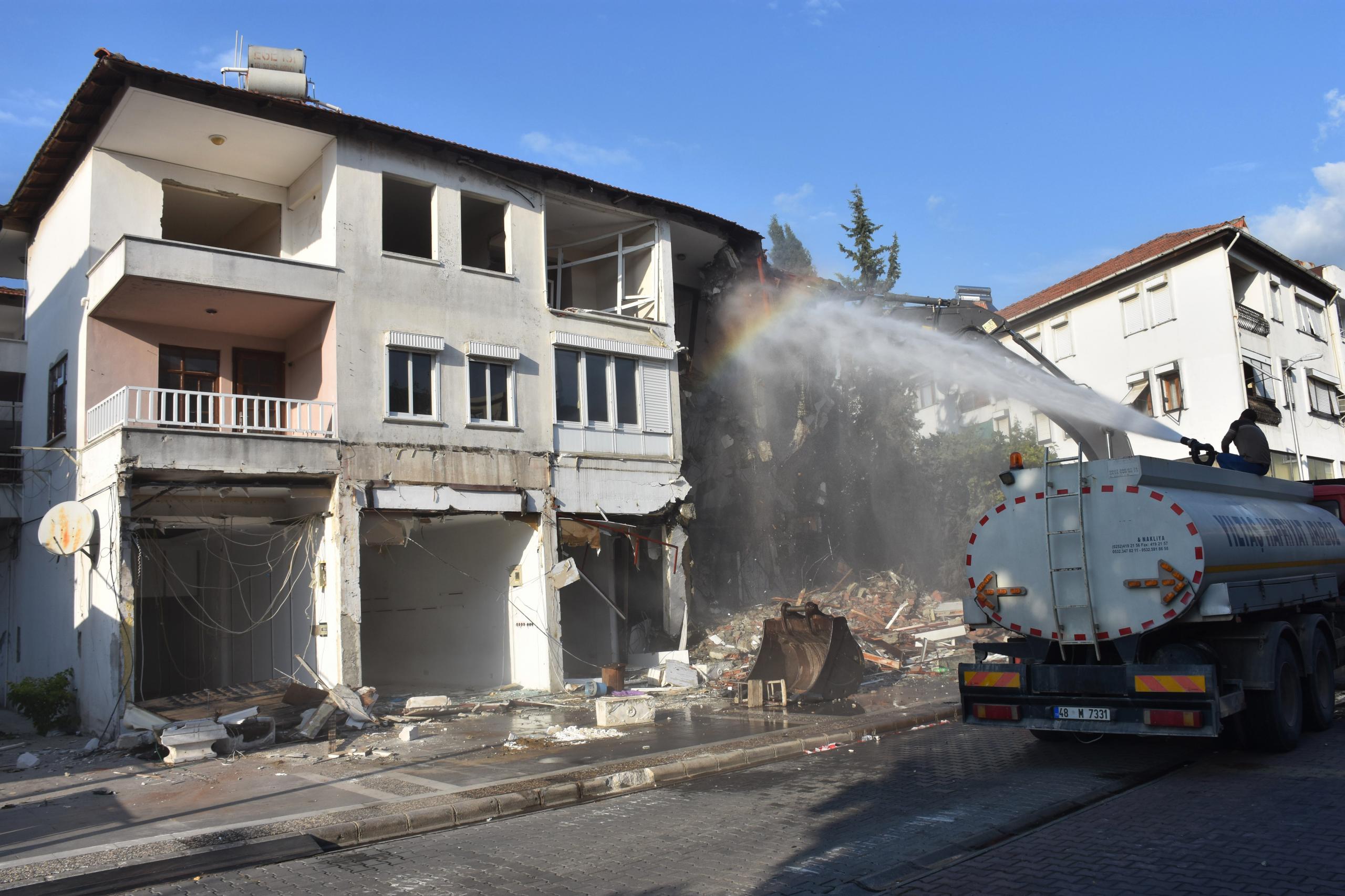 Dayanıksız Binayı, İş Makineleri Yıktı