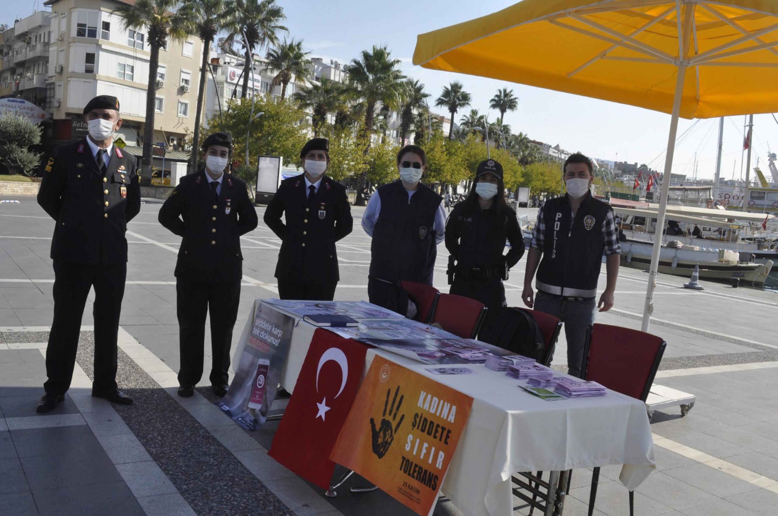 Polis, Jandarma Şiddete Karşı Broşür Dağıttı