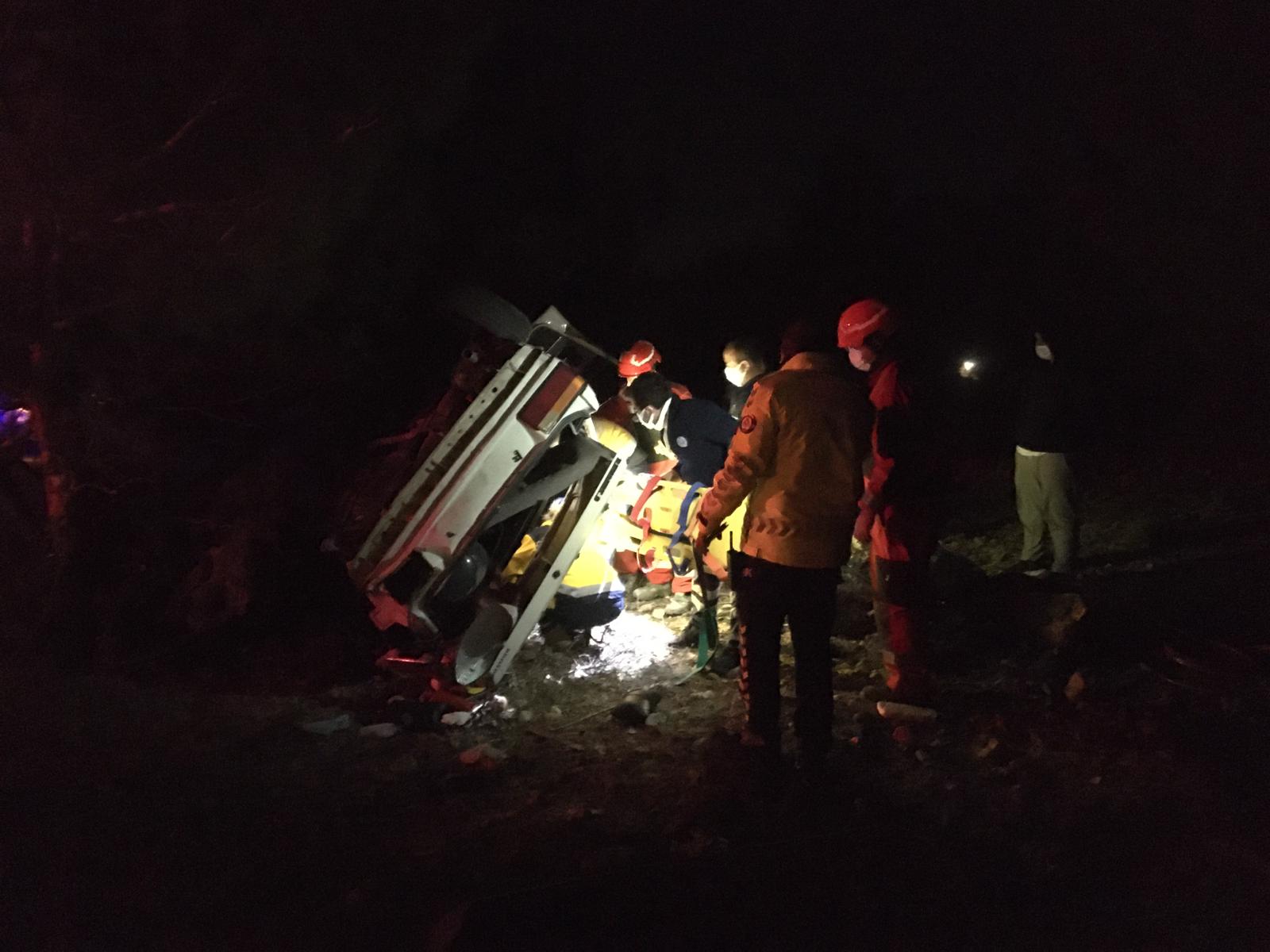 Muğla'da devrilen otomobilin altında kalan sürücü kurtarıldı