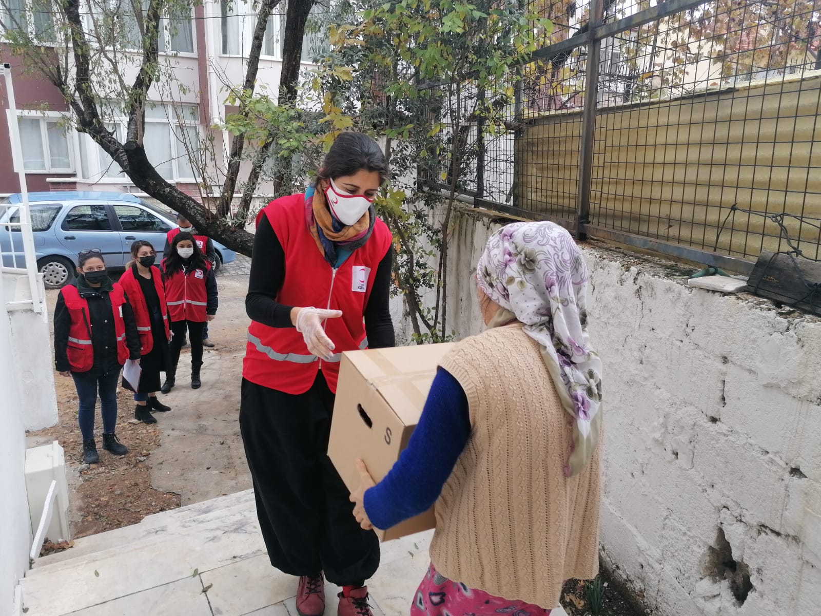 KIZILAY KADIN KOLLARI'NDAN YABANCI ÖĞRENCİLERE YARDIM