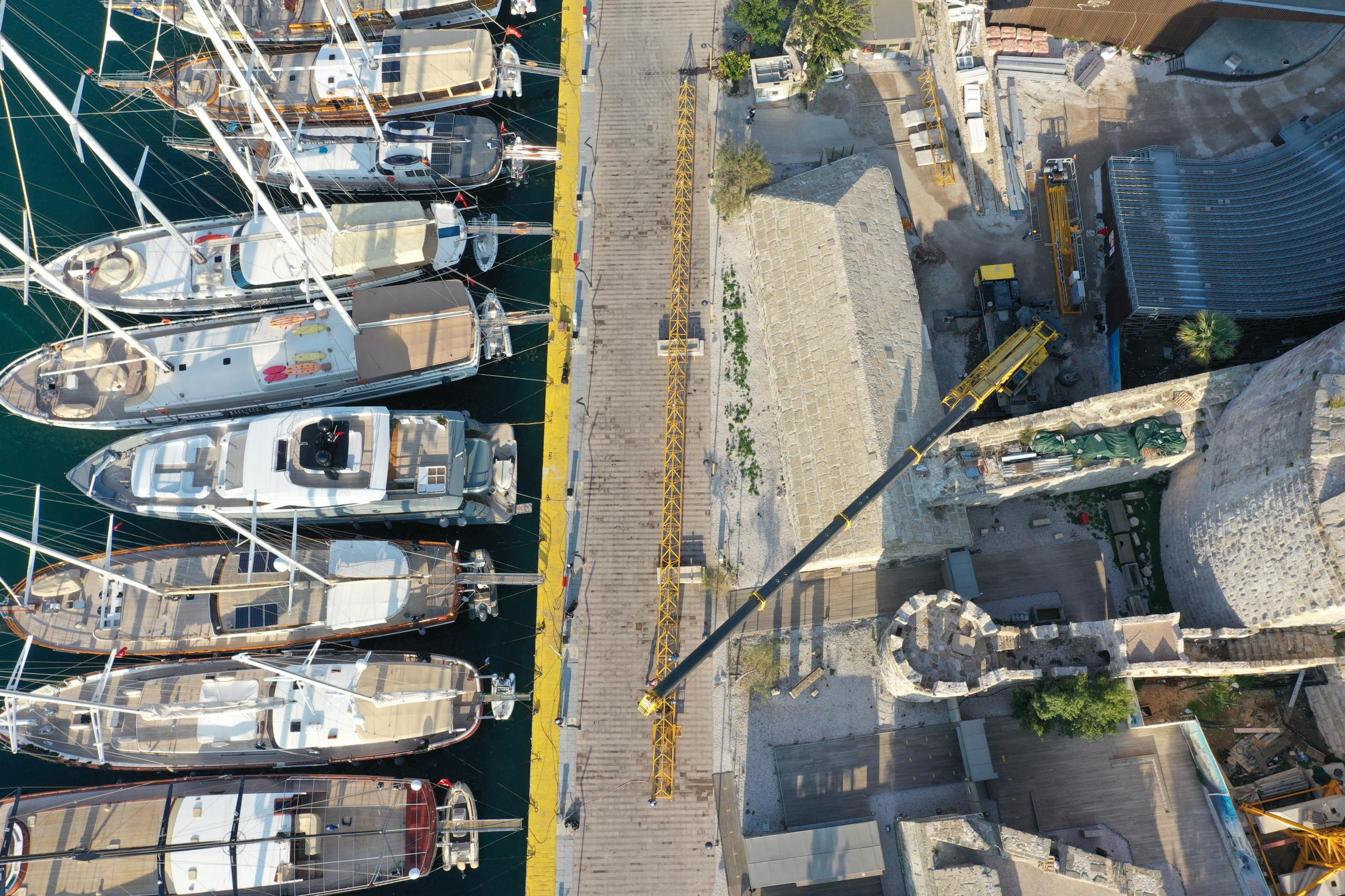 Bodrum Kalesi'ndeki vinçlerden birisi kaldırılıyor