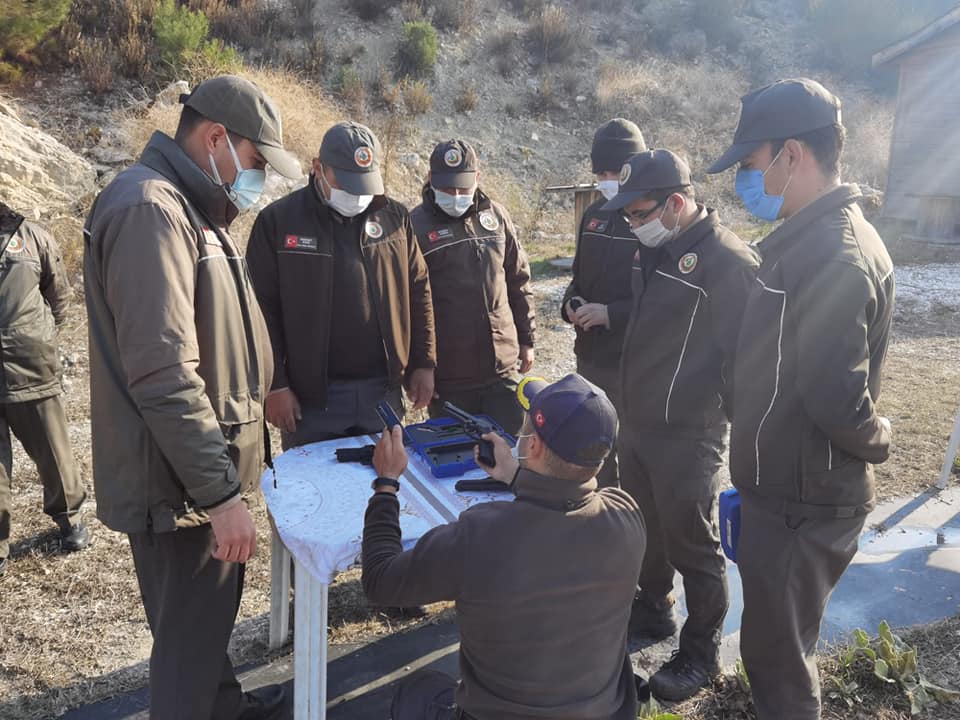 Ormancılara silah eğitimi veriliyor