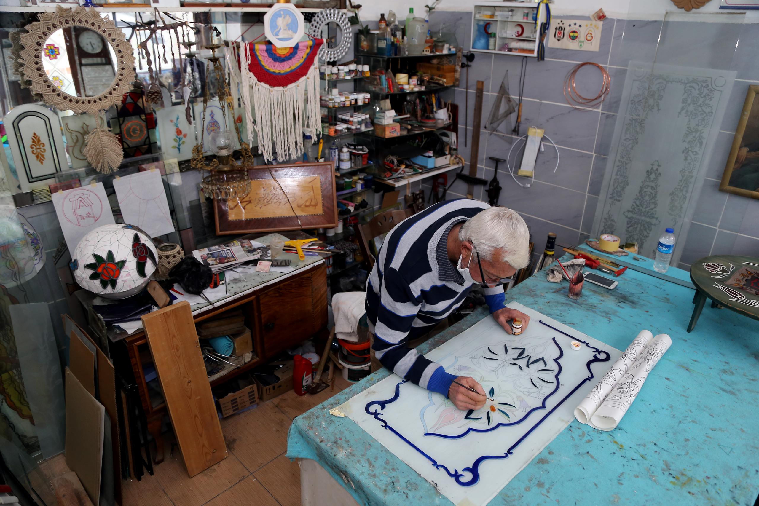 Vitray ustası mesleğini yaşatmaya çalışıyor