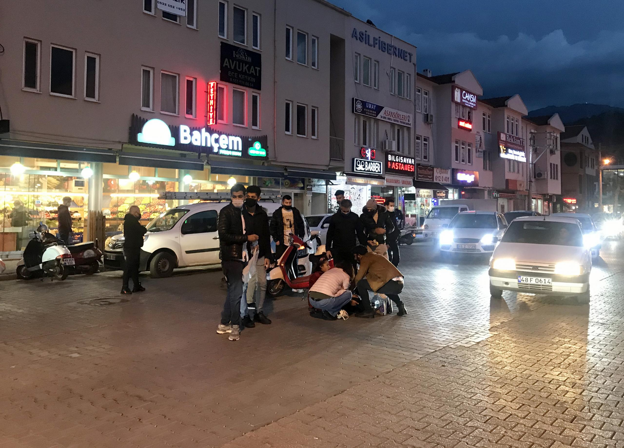 Motosiklet otomobille çarpıştı