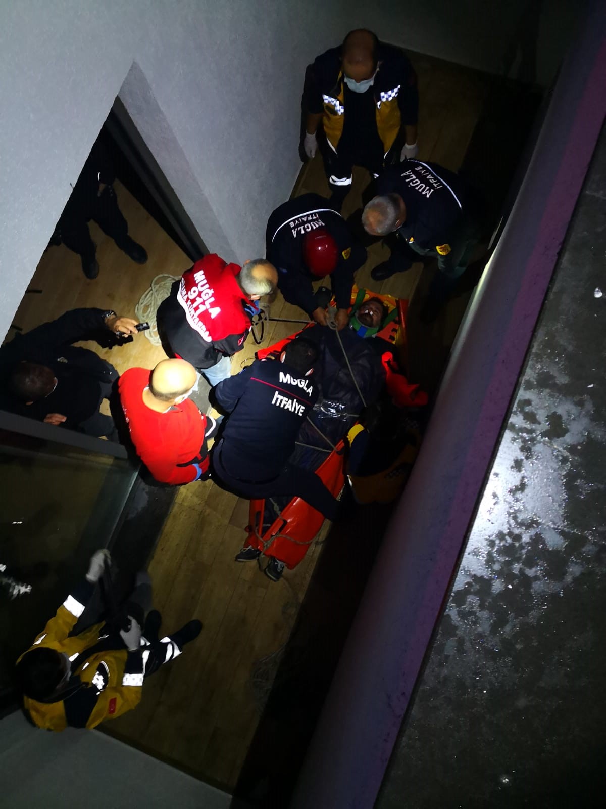 Boşluğa düşen servis elemanı yaralandı