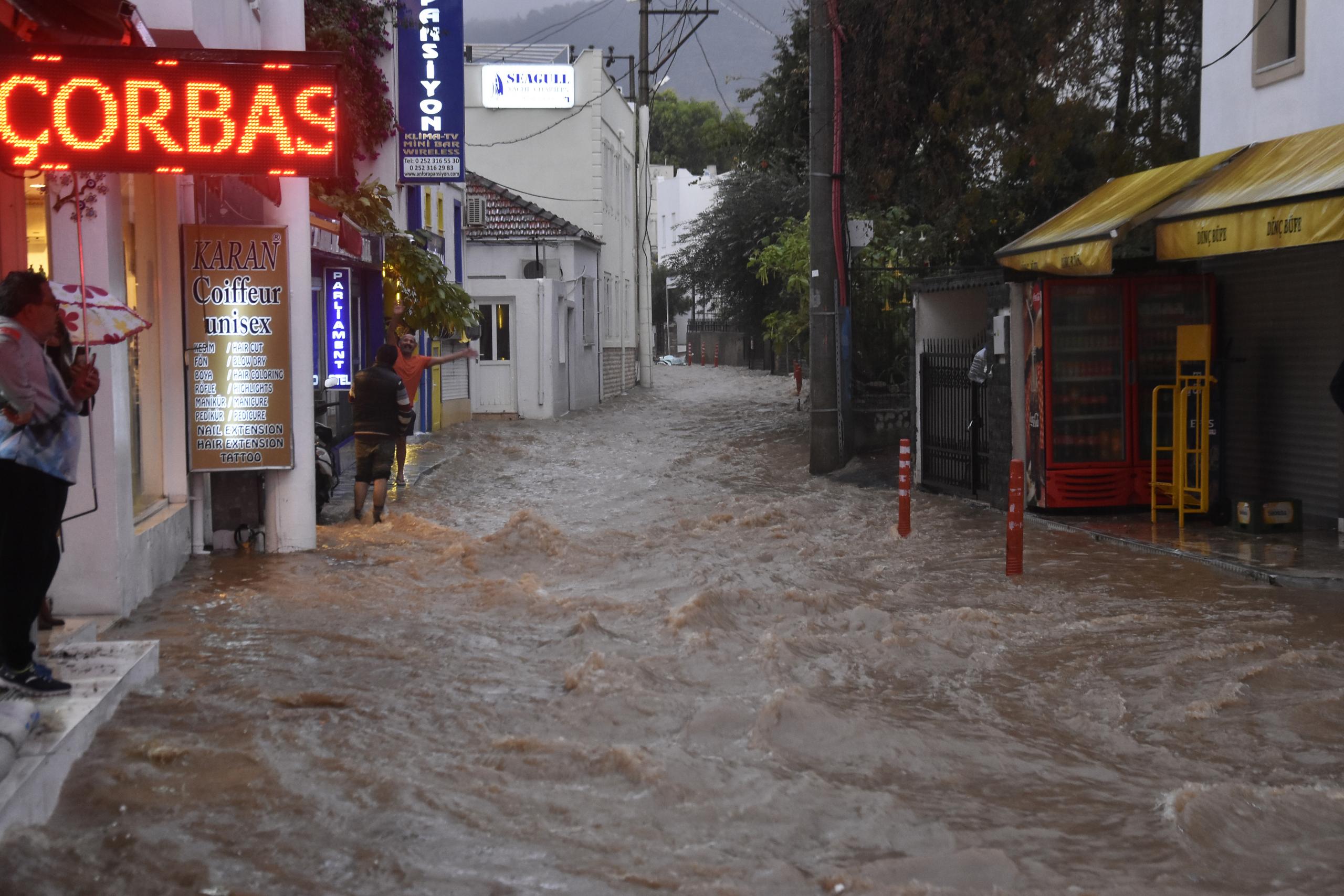 Sağanak taşkına neden oldu