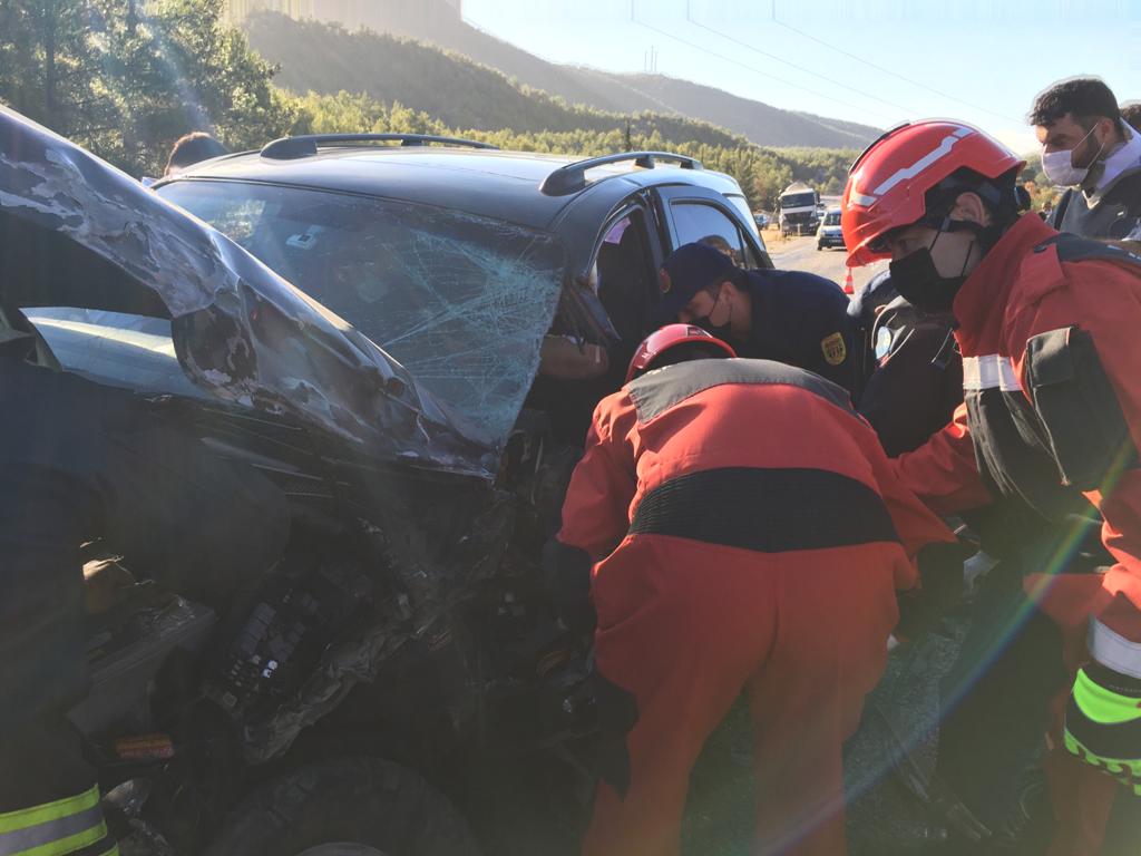 Araçta Sıkışan Sürücü Kurtarıldı