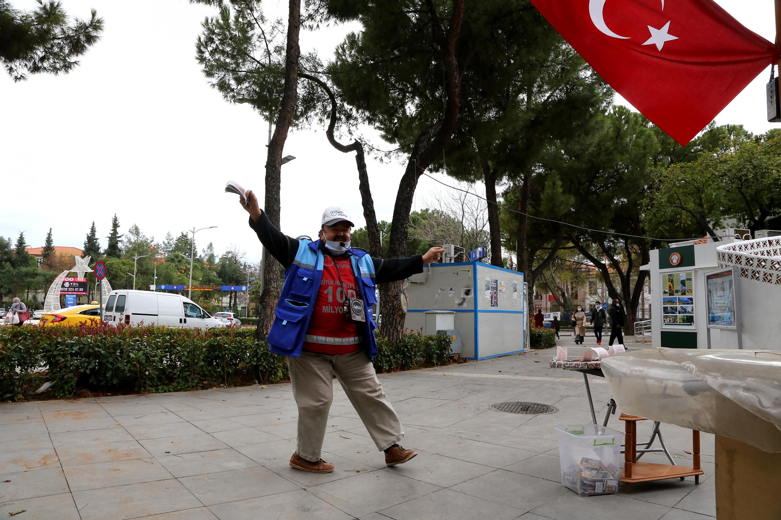 Güle oynaya şans dağıtıyor