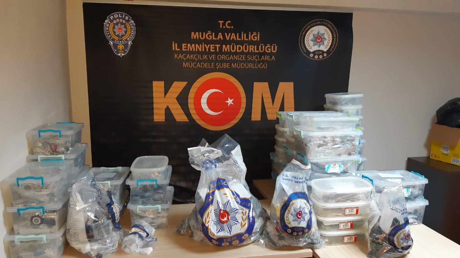 Kaçak kol saatleri ele geçirildi