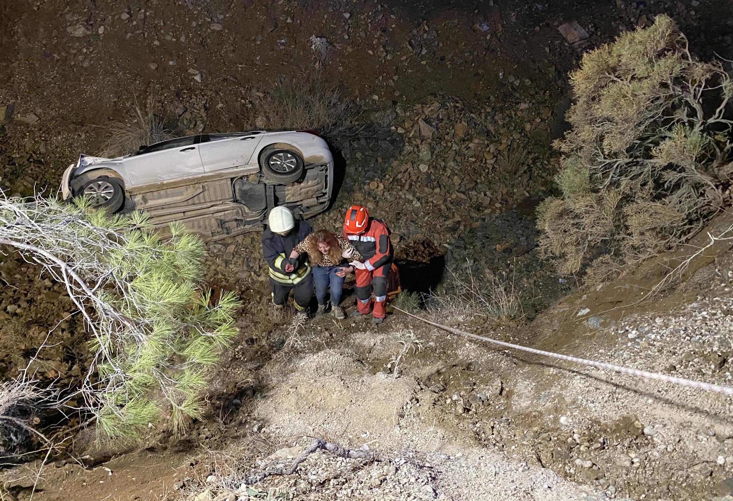 OTOMOBİL DEVRİLDİ