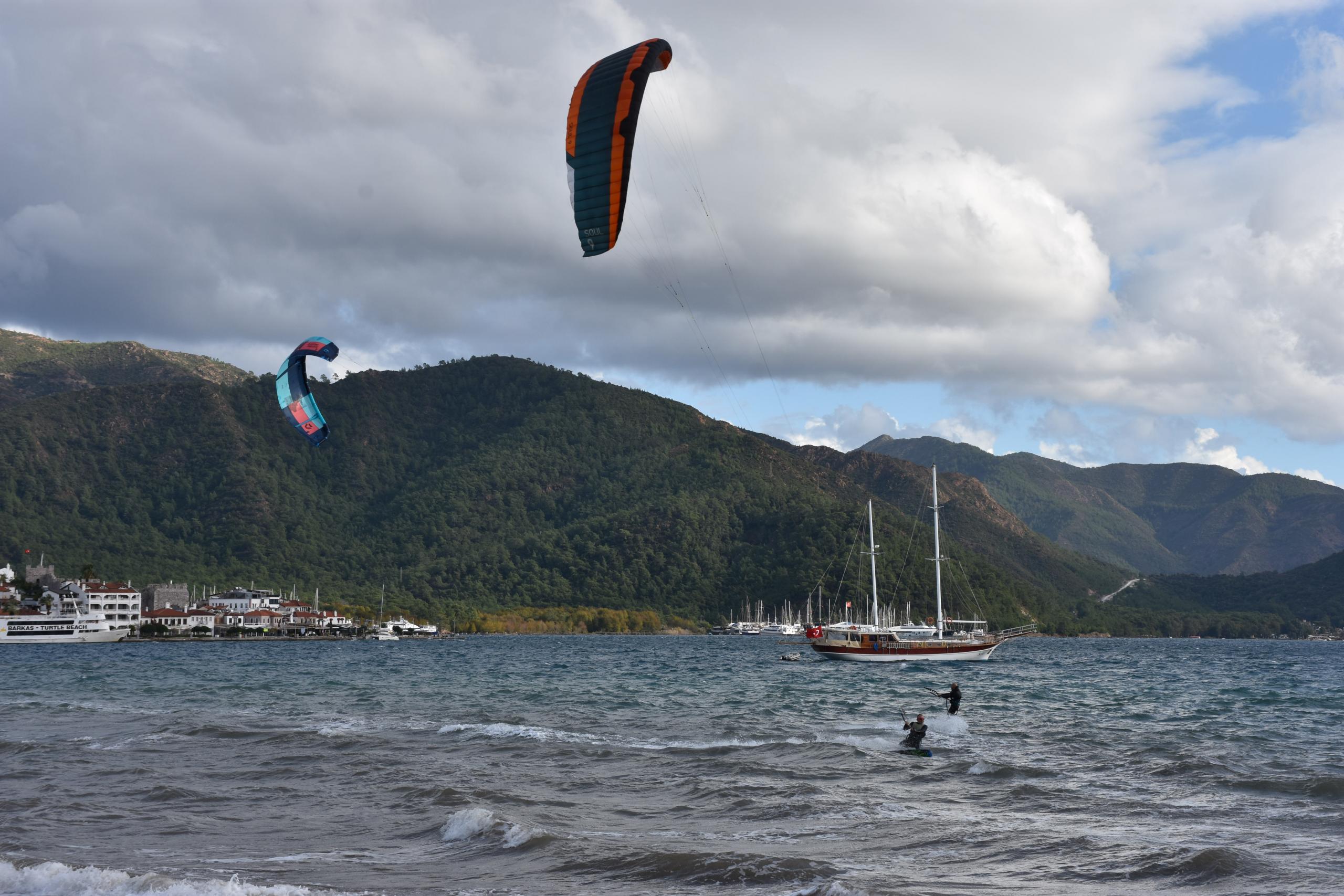 Adrenalin tutkunları sörf keyfi yaşadı