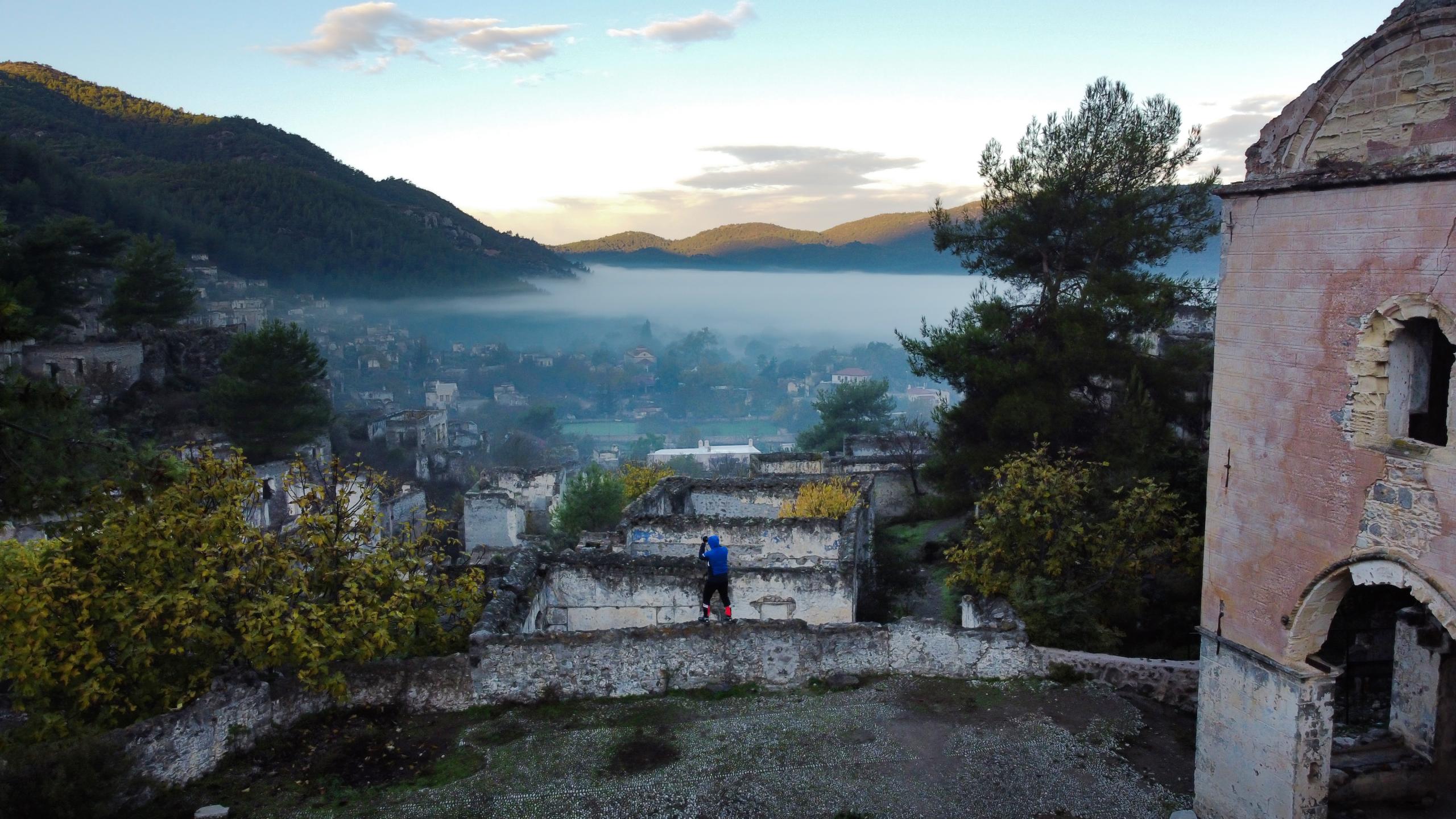 "Hayalet köy" puslu güzelliğiyle ilgi çekiyor