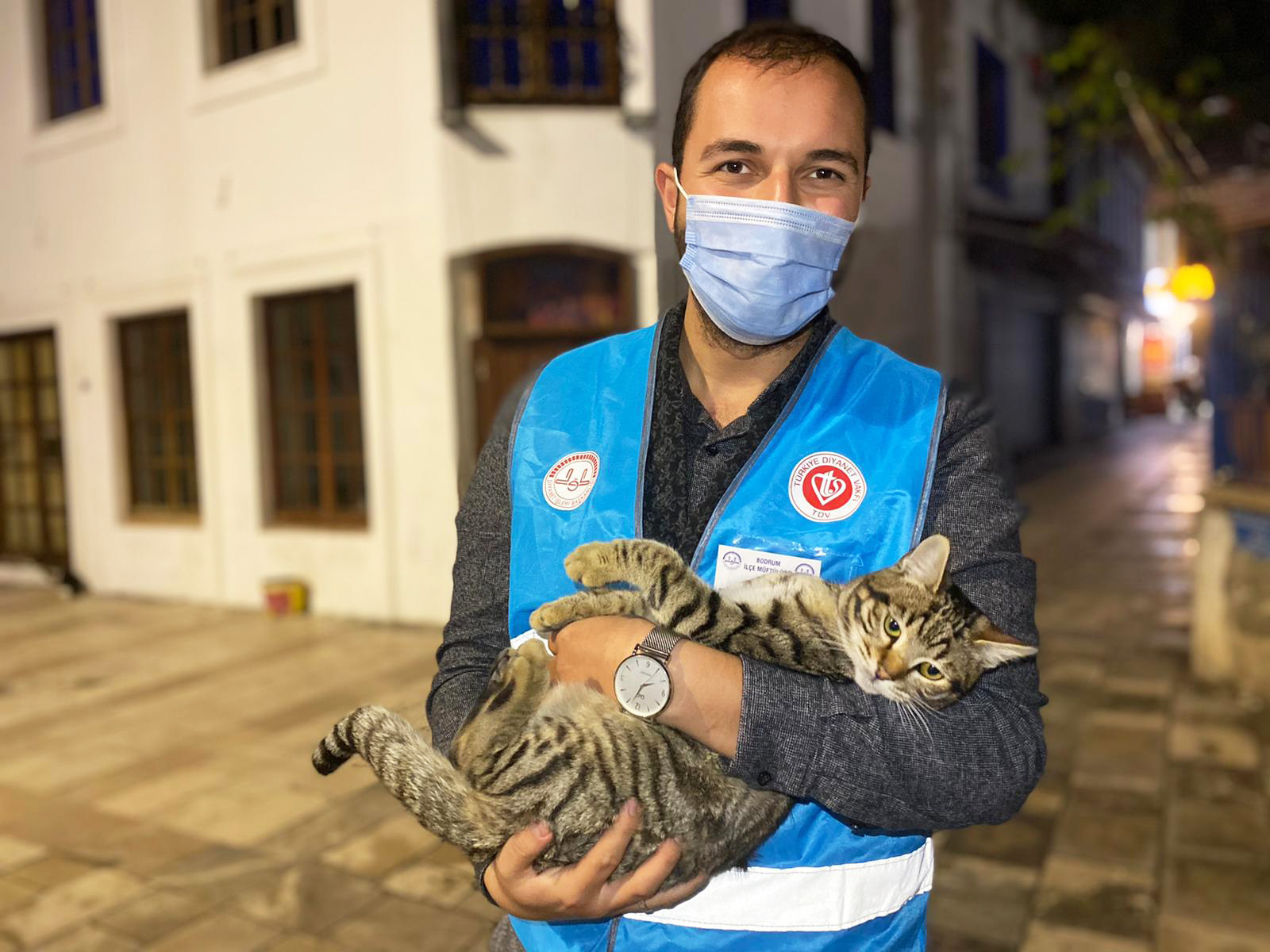 Din görevlileri sokak hayvanlarını unutmadı