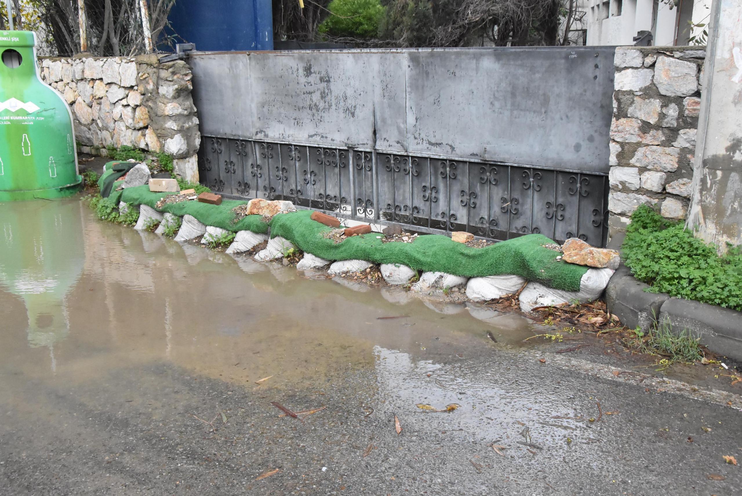 Yağmur suları çekildi, geride çamuru kaldı