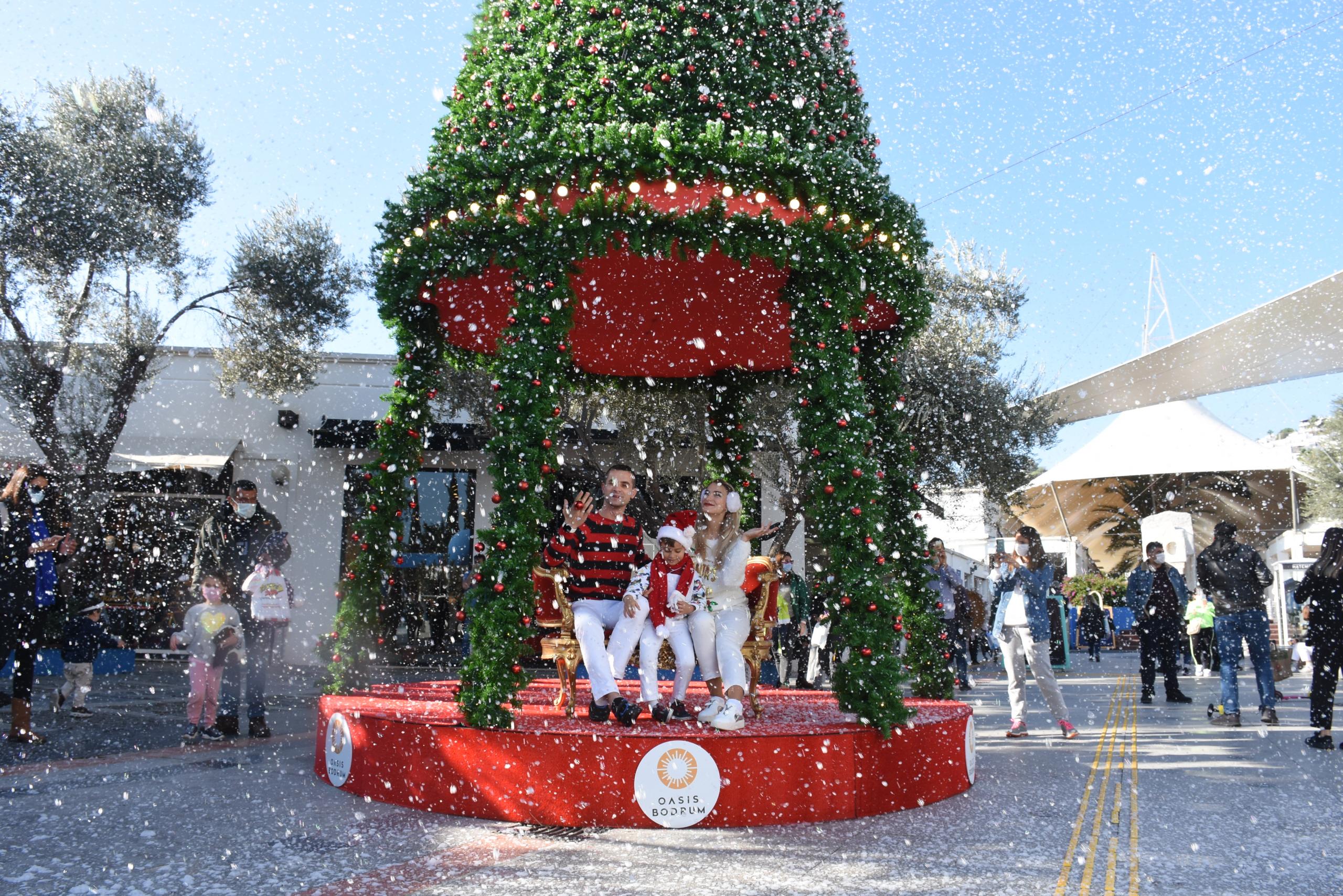 Bodrum'da alışveriş merkezi müşterilerine "suni kar" sürprizi