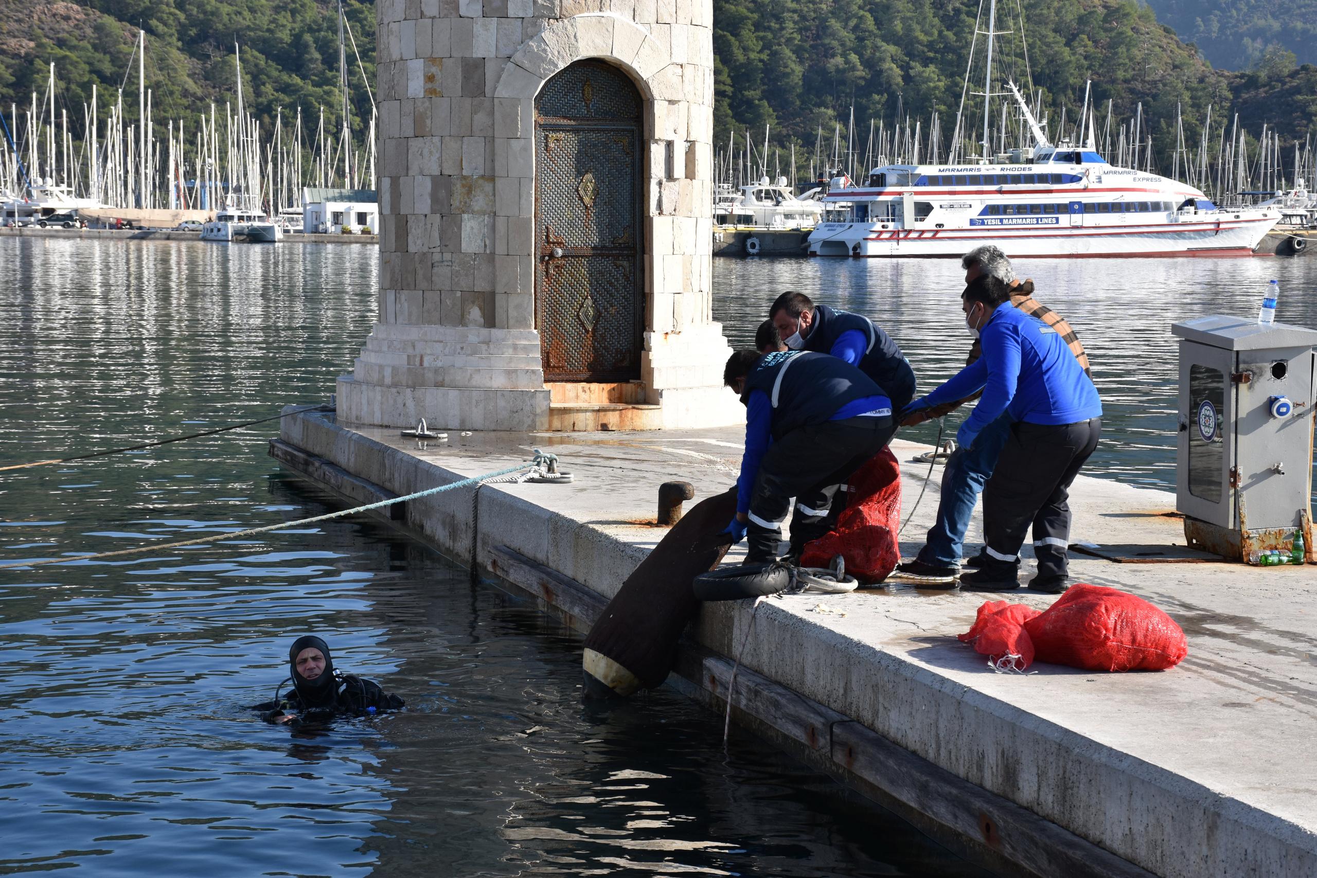 Marmaris'te dalgıçlar deniz dibi temizliği yaptı