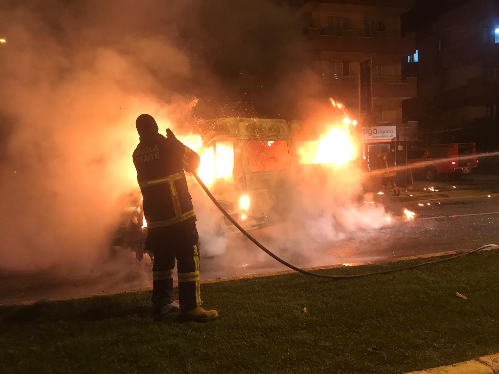 Sağlık çalışanlarını taşıyan minibüste yangın çıktı