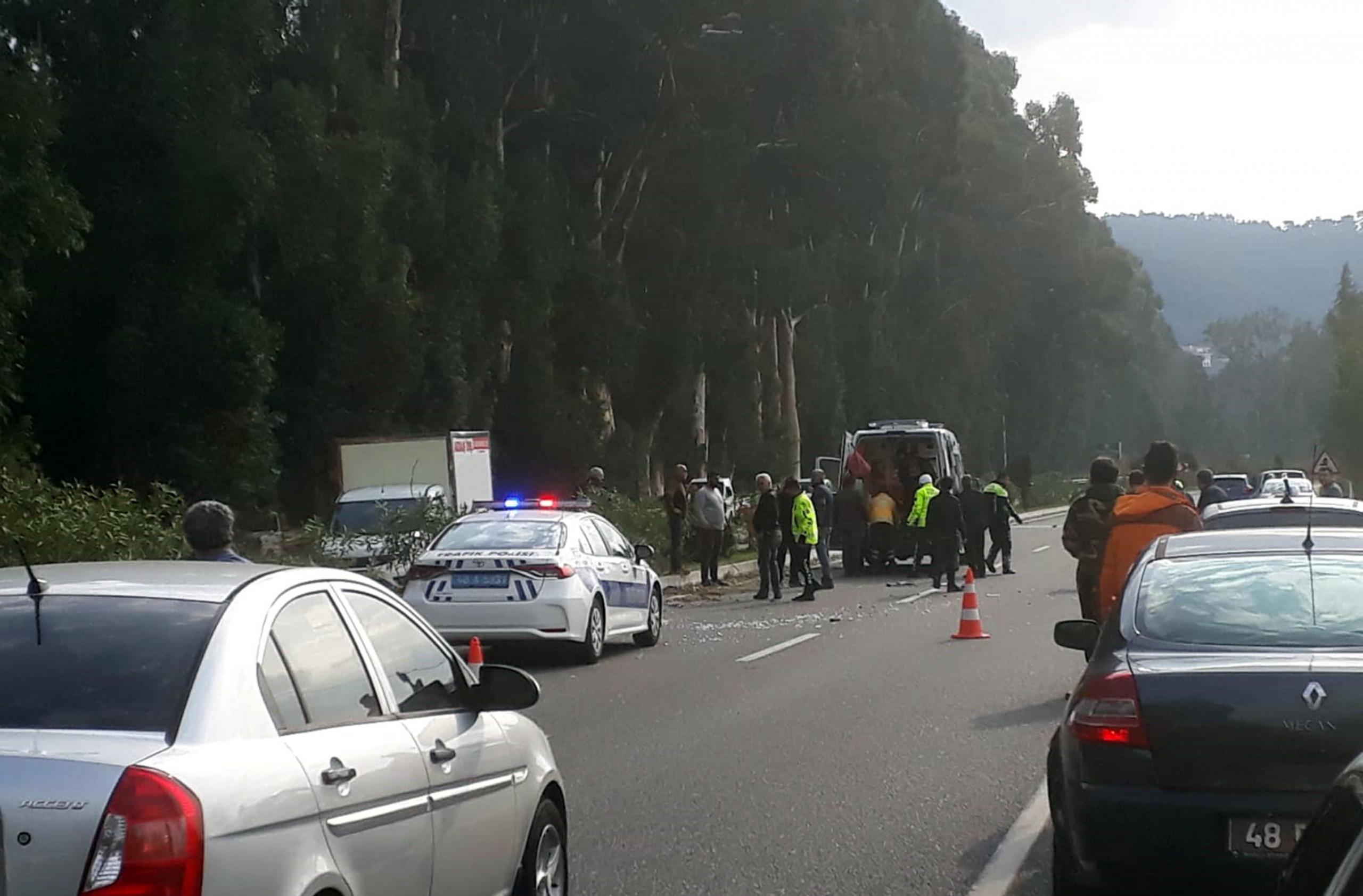 otomobilin çarptığı trafik polisi ağır yaralandı