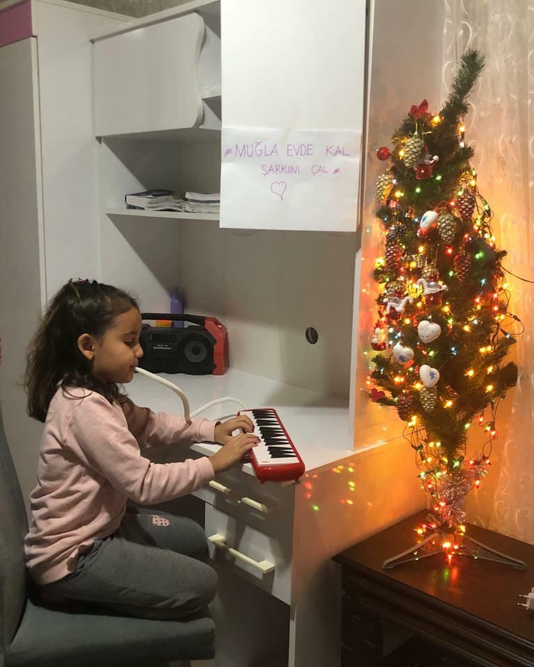 Sokağa çıkma kısıtlamasında evde kalıp şarkı söylendi