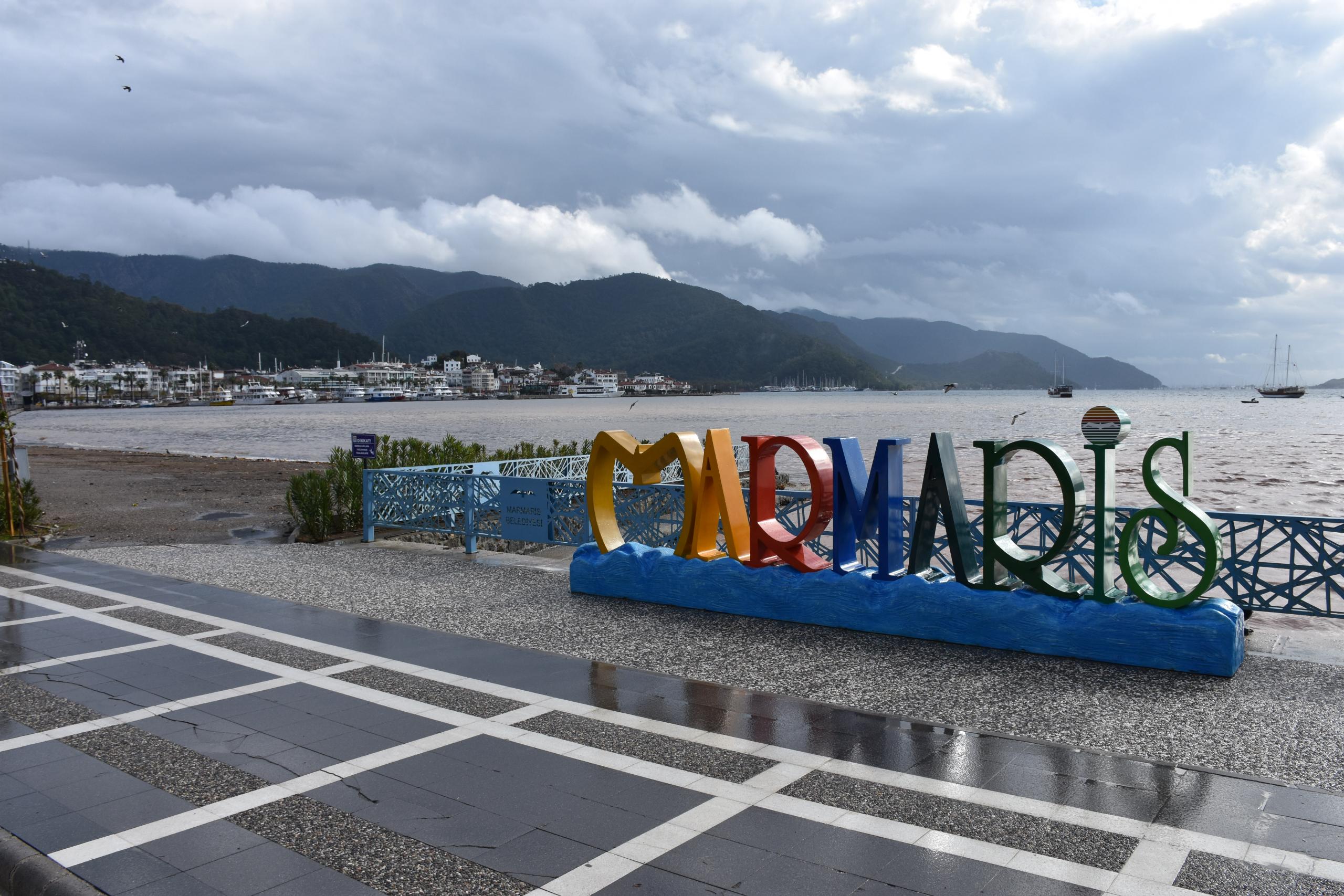 Marmaris'te sahilde toplu halde bulunmak yasaklandı